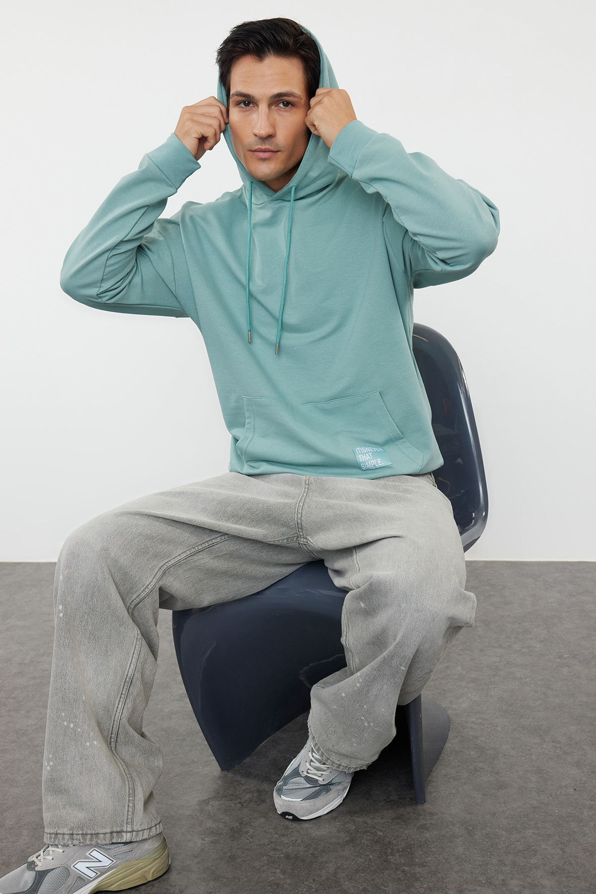 Trendyolmilla  Mint Oversize Kapüşonlu Uzun Kollu Etiket Aplikeli Sweatshirt TMNSS21SW0221 - Görsel 2