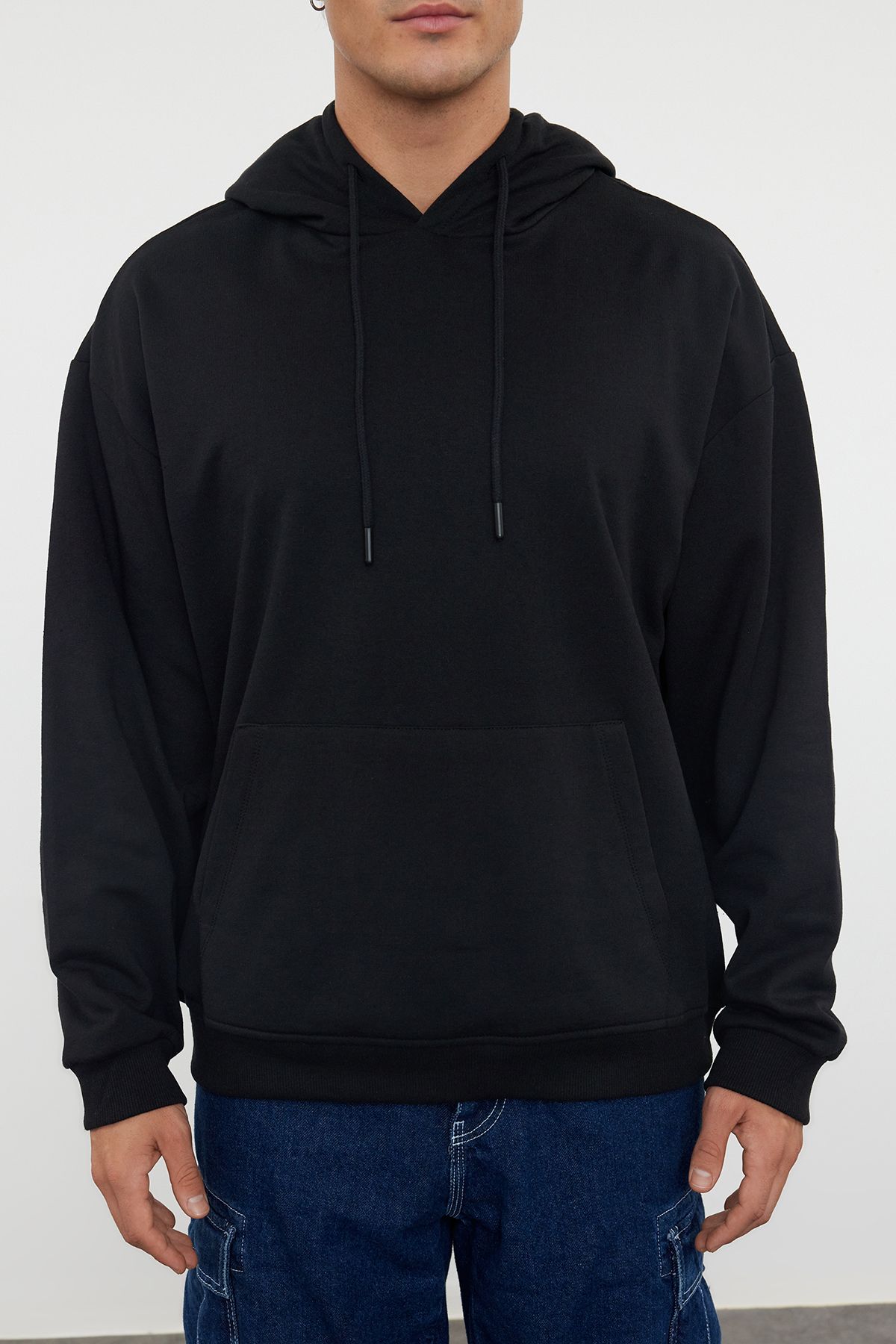 Trendyol Collection-Übergroßes schwarzes Fleece-Sweatshirt mit Kapuze - TMNAW23sw00195 3