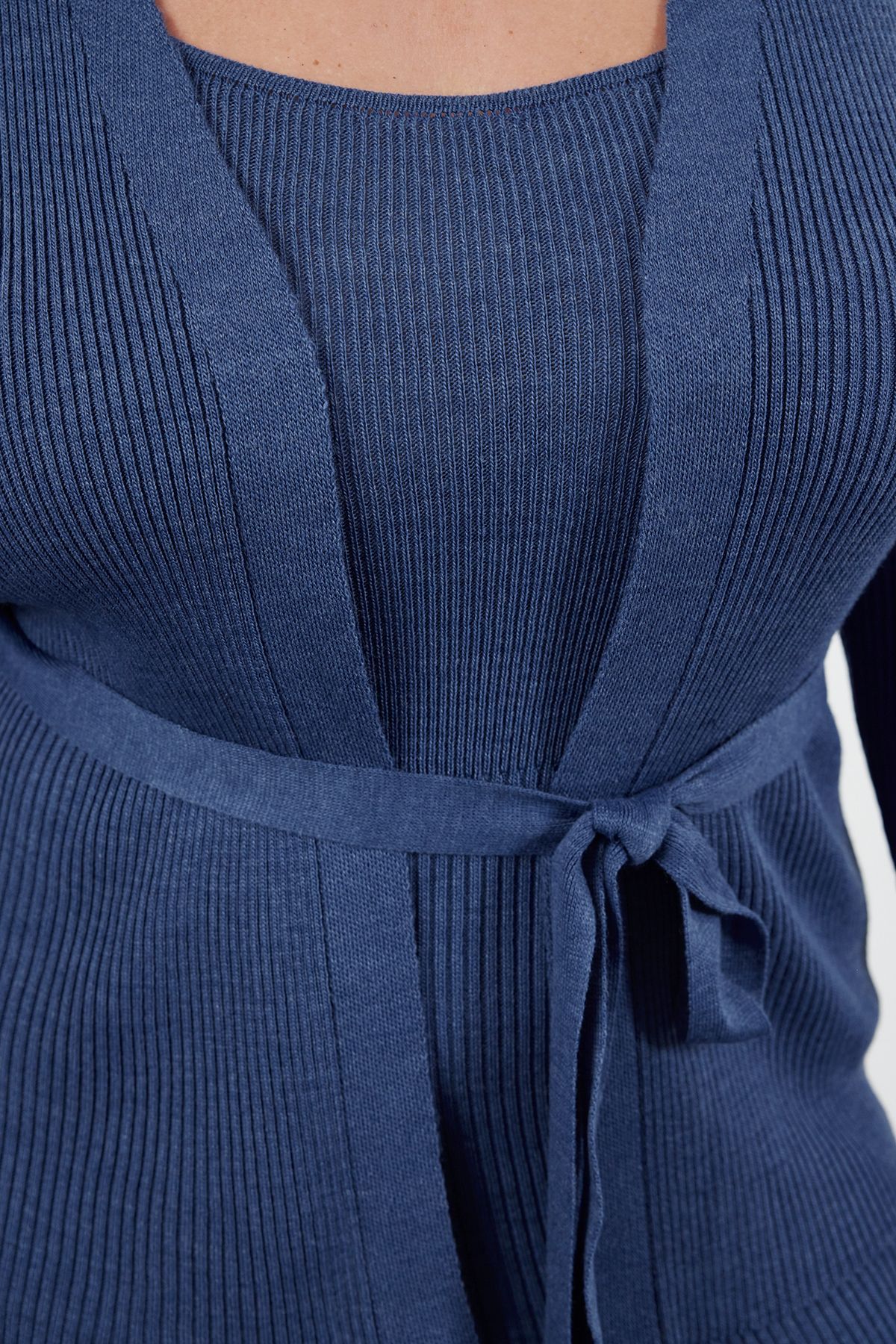 Trendyol Collection-Indigofarbenes, geripptes, mittelgroßes 2-teiliges Strick-Cardigan-Kleid in Übergröße und Umstandsstrickkleid TBBAW24AH00016 4