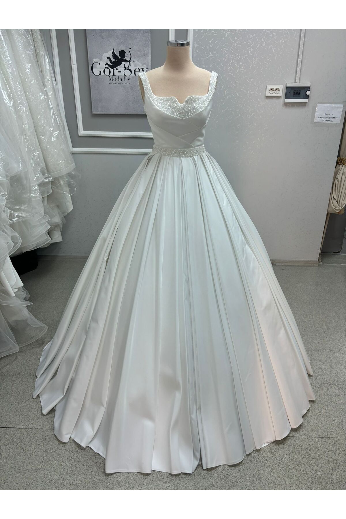 robe de mariée en satin avec bretelles épaisses