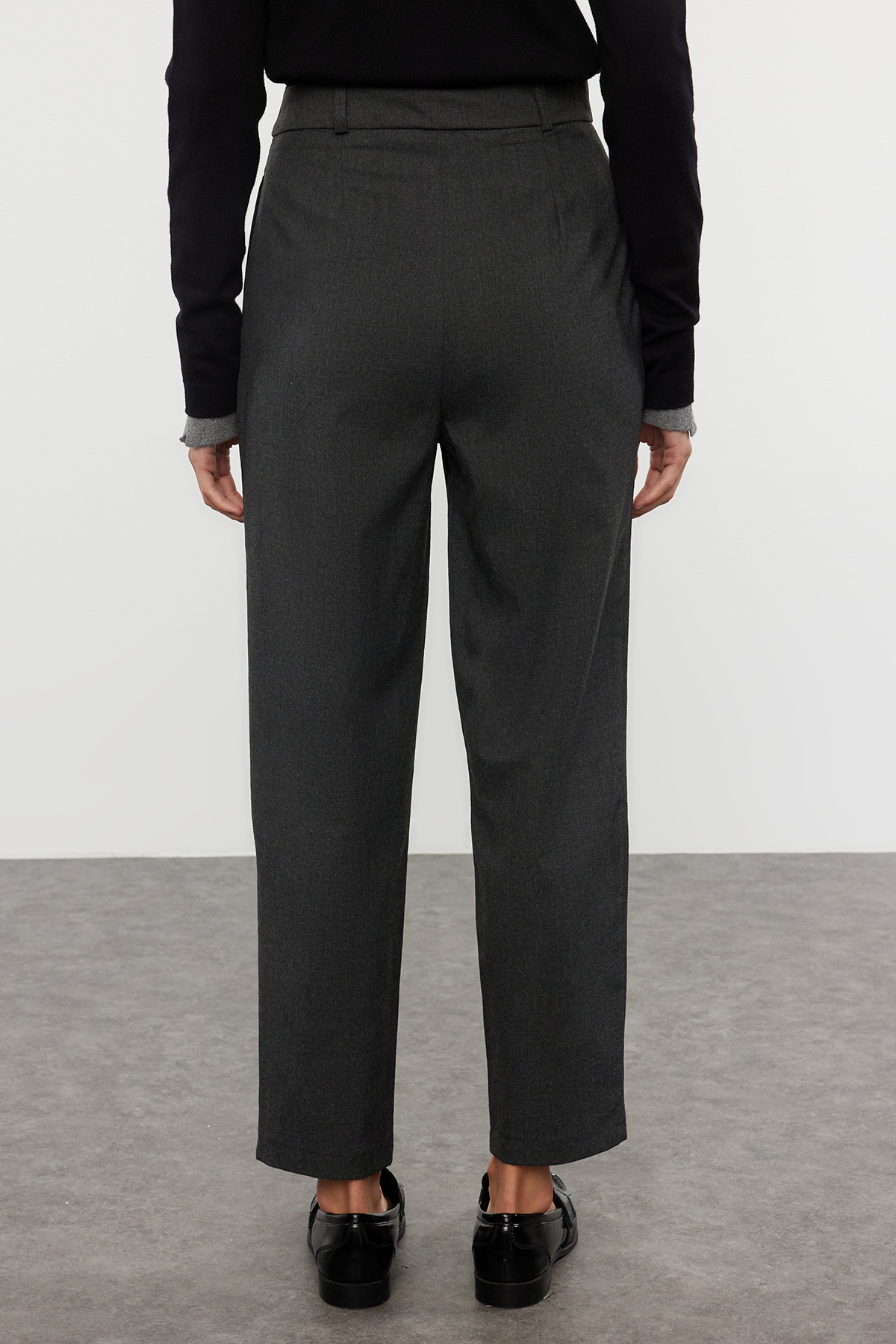 Trendyolmilla  Antrasit Havuç Yüksek Bel Poliviskon Dokuma Kumaş Pantolon TWOSS22PL0280 - Görsel 5