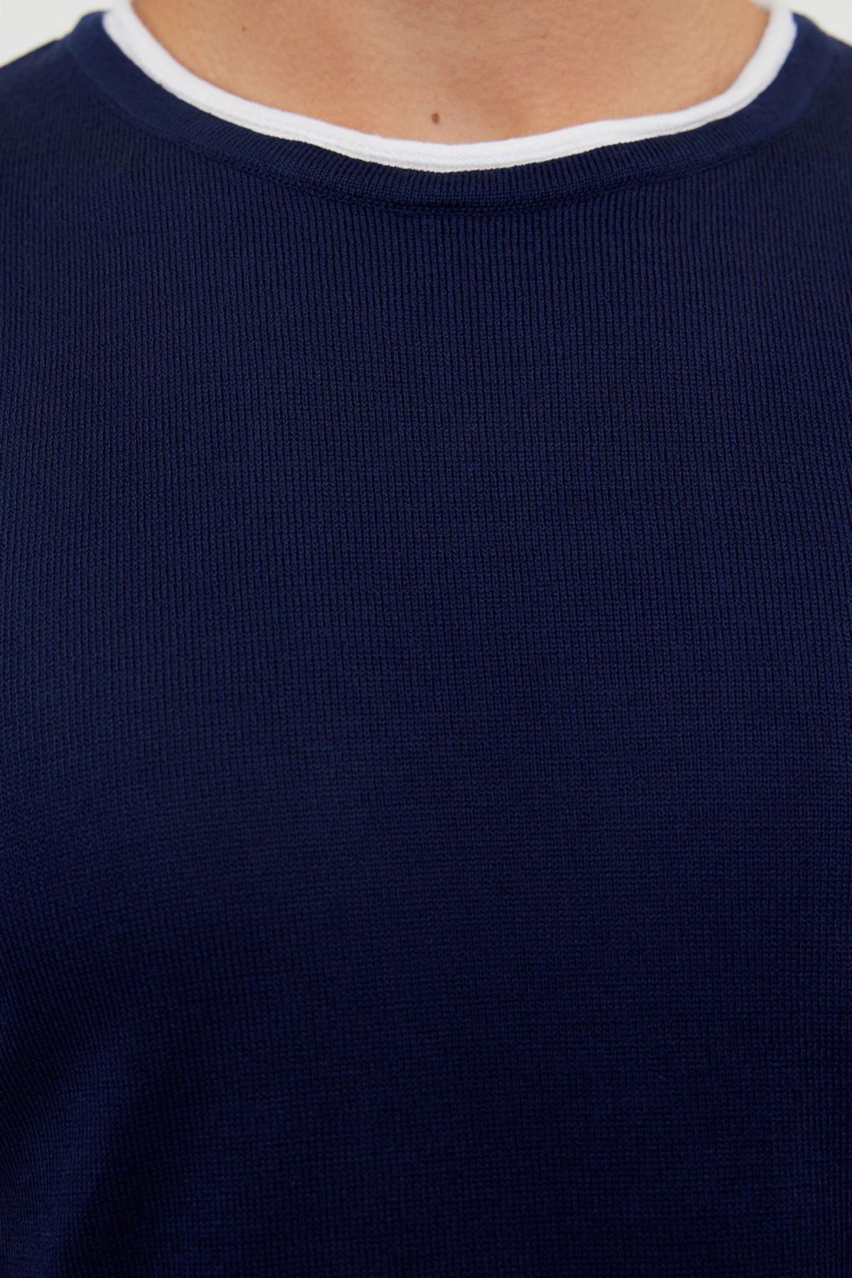 Trendyol Collection-Granatowy męski sweter Slim Fit Slim Fit z kontrastowym kołnierzykiem Tmnaw21Kz2499 4