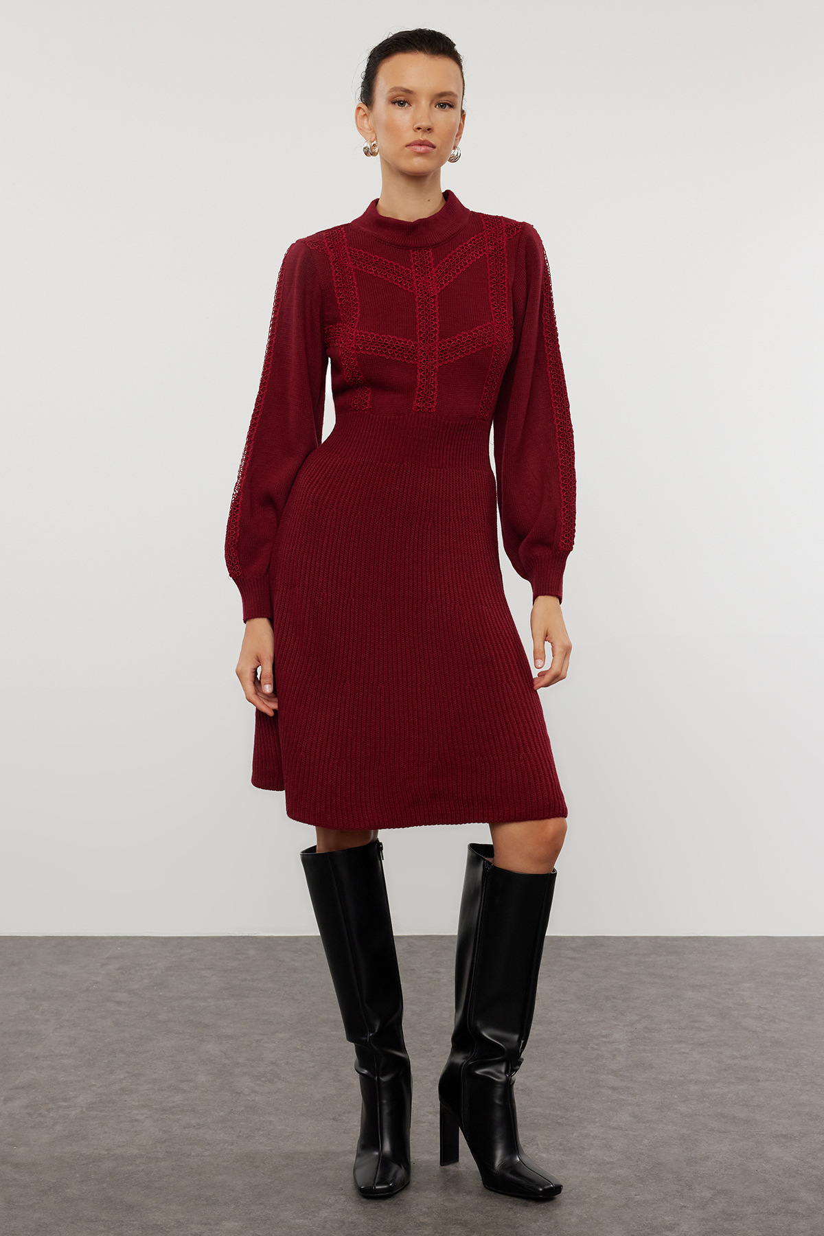 Trendyol Collection Burgunderrotes Mini-Strickkleid mit Spitze TWOAW22EL0011