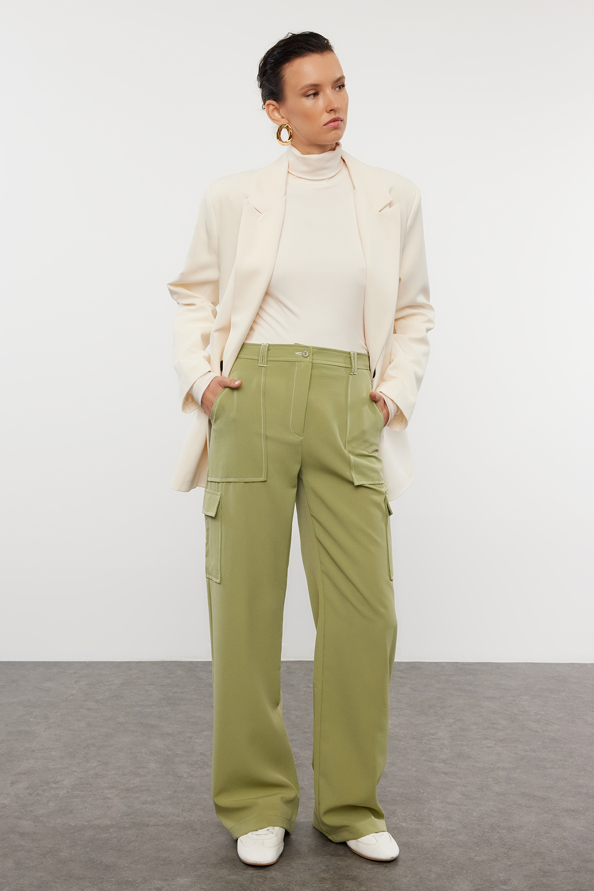 Trendyolmilla  Yağ Yeşili Kargo Geniş Paça Kontrast Dikiş Detaylı Dokuma Pantolon TWOSS21PL0288 - Görsel 2