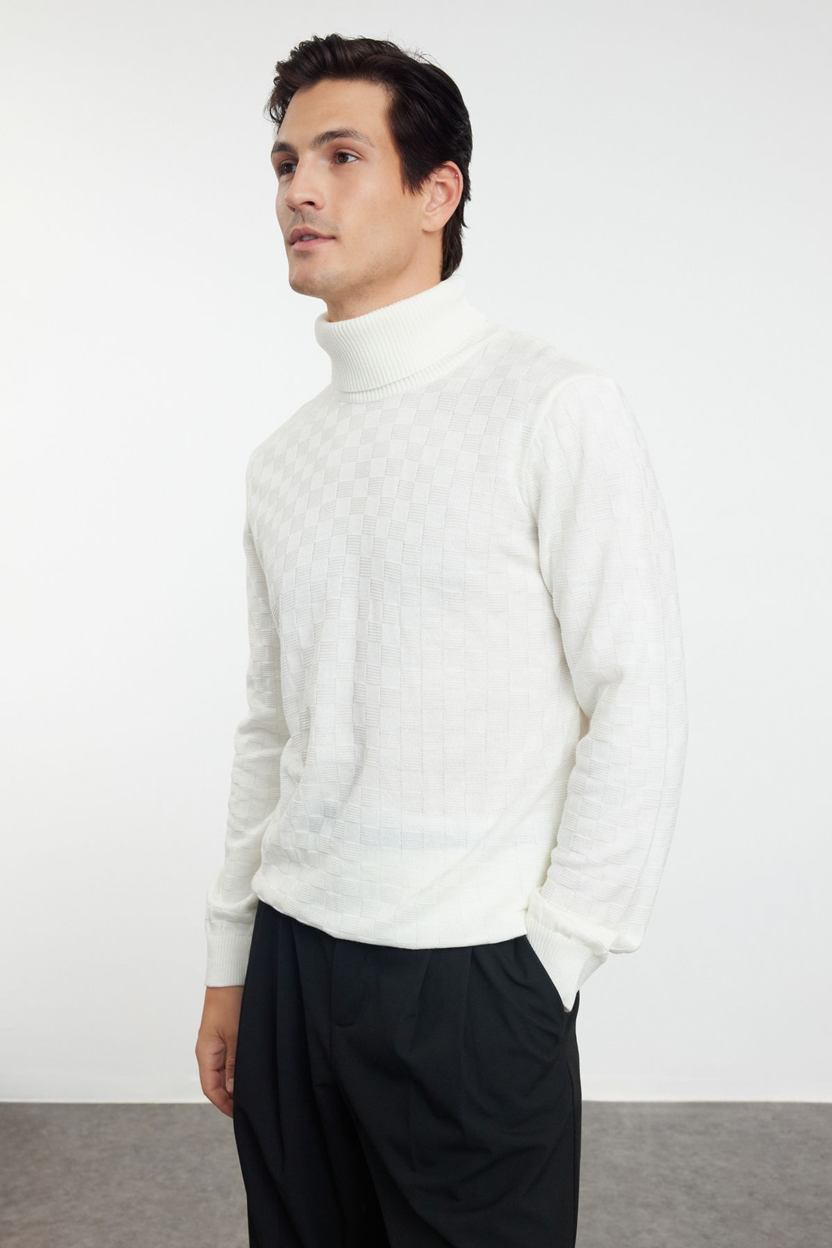 Trendyol Collection-Ecrufarbener Herren-Strickpullover mit Rollkragenpullover TMNAW20VK0004 2