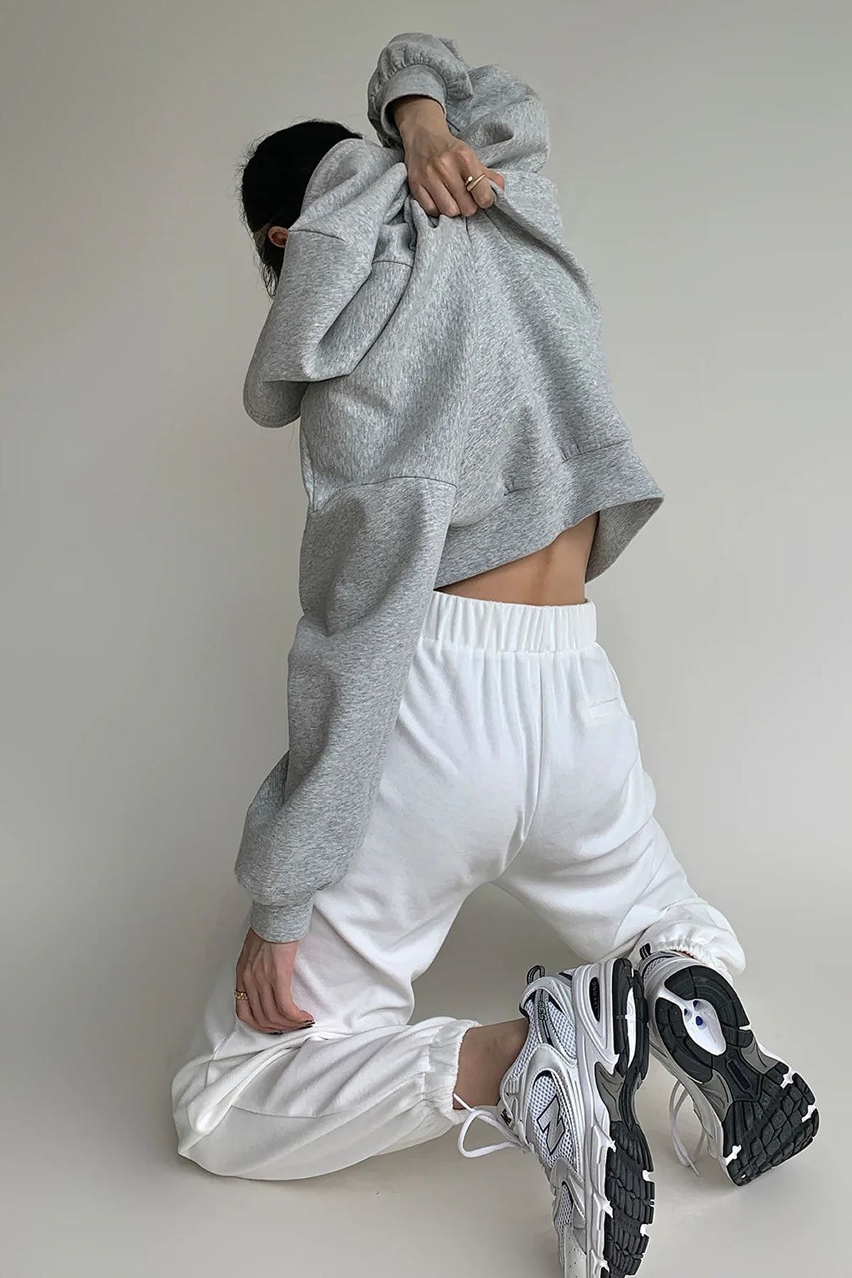 MODAGEN-Unisex-Sweatshirt mit Kapuze in Grau, minimalistisch, bedruckt, in Übergröße 4