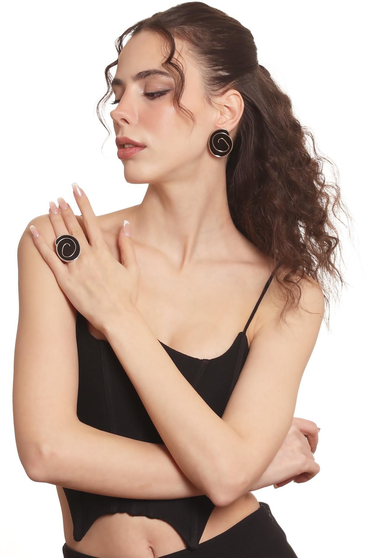 Kadın Gümüş Renk Lak Kaplama Çivili Model Siyah Mineli Küpe &Yüzük Set 4