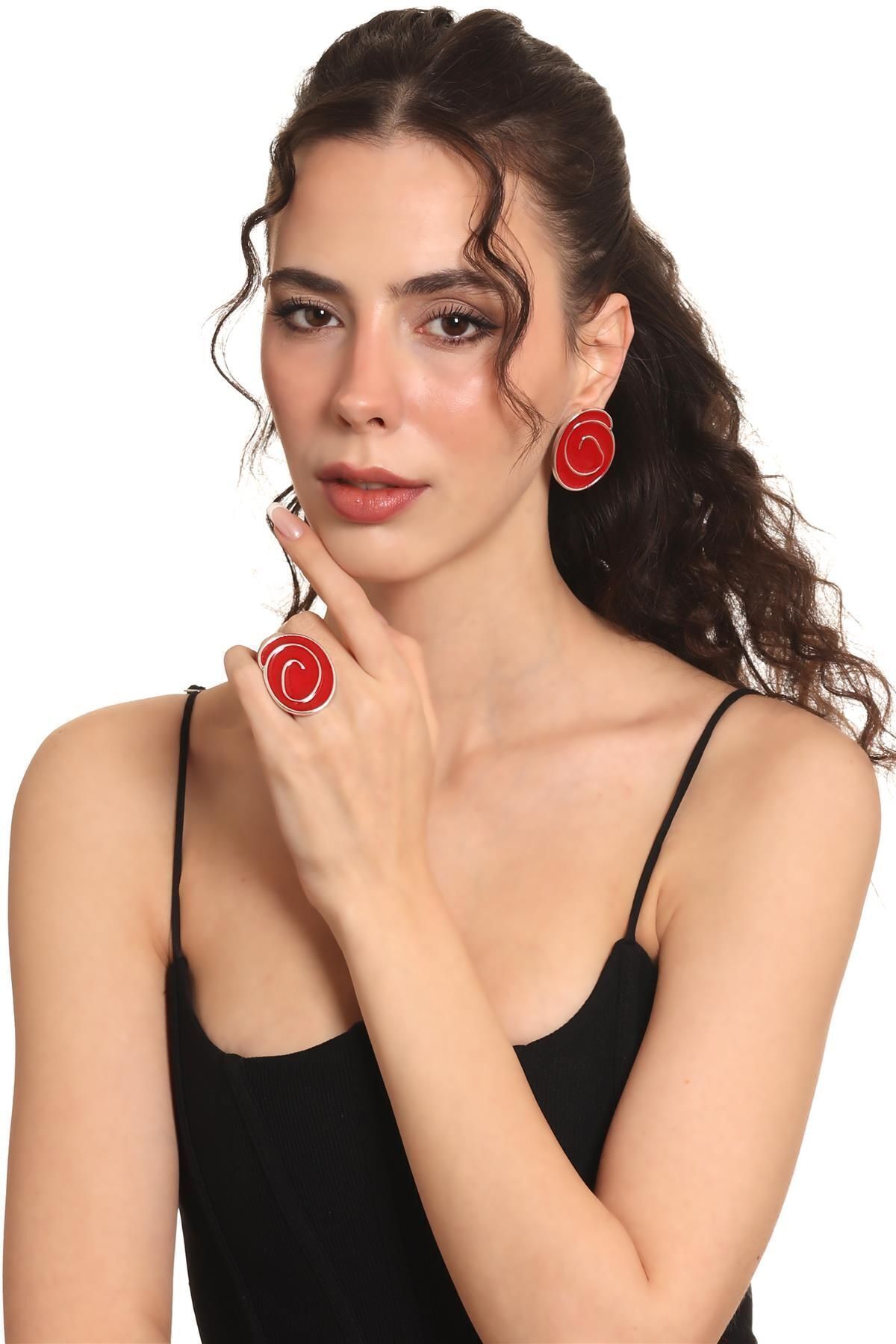 Kadın Gümüş Renk Lak Kaplama Çivili Model Kırmızı Mineli Küpe &Yüzük Set 3