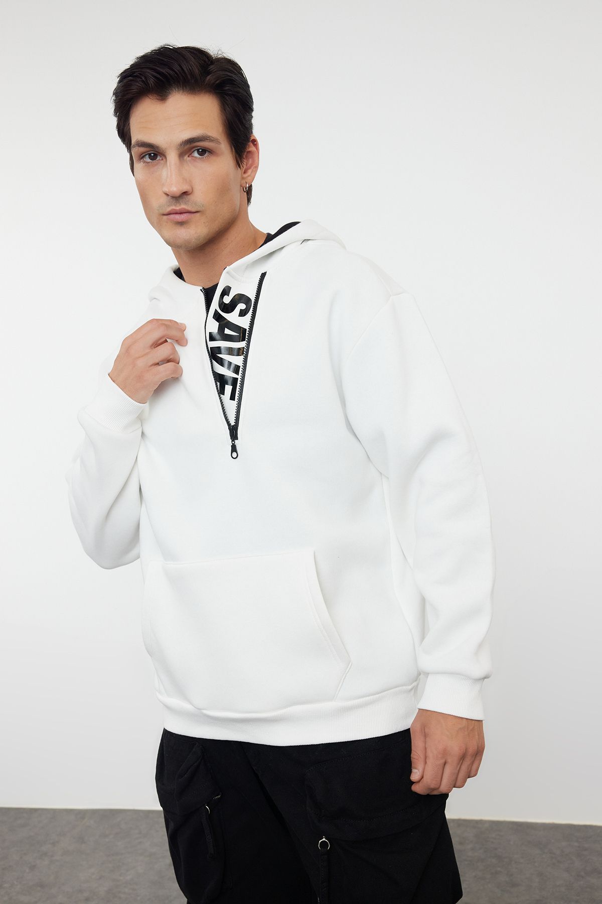 Trendyol Collection-Oversize Ecru Fleecová mikina s kapucí - zip uvnitř Text tištěný Tmnaw25Sw00074 1