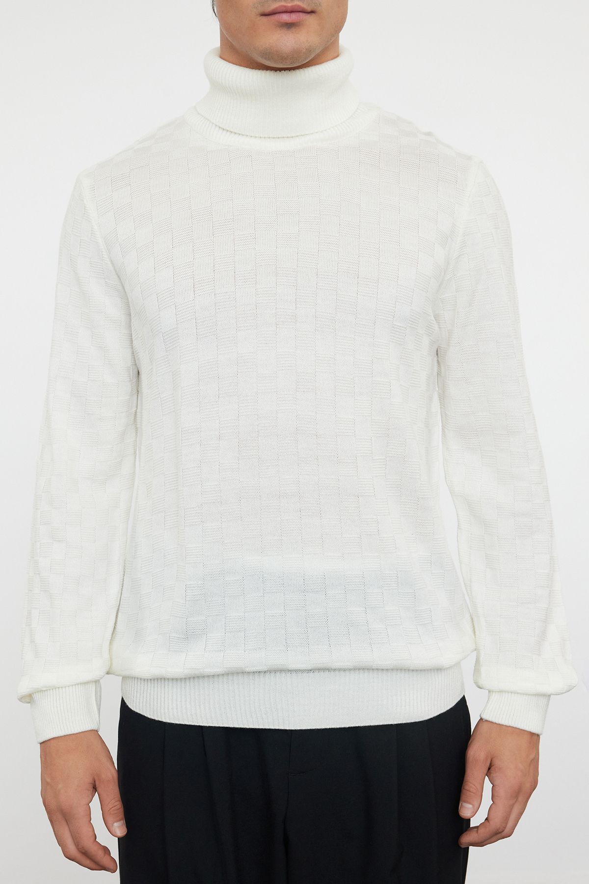Trendyol Collection-Ecrufarbener Herren-Strickpullover mit Rollkragenpullover TMNAW20VK0004 3