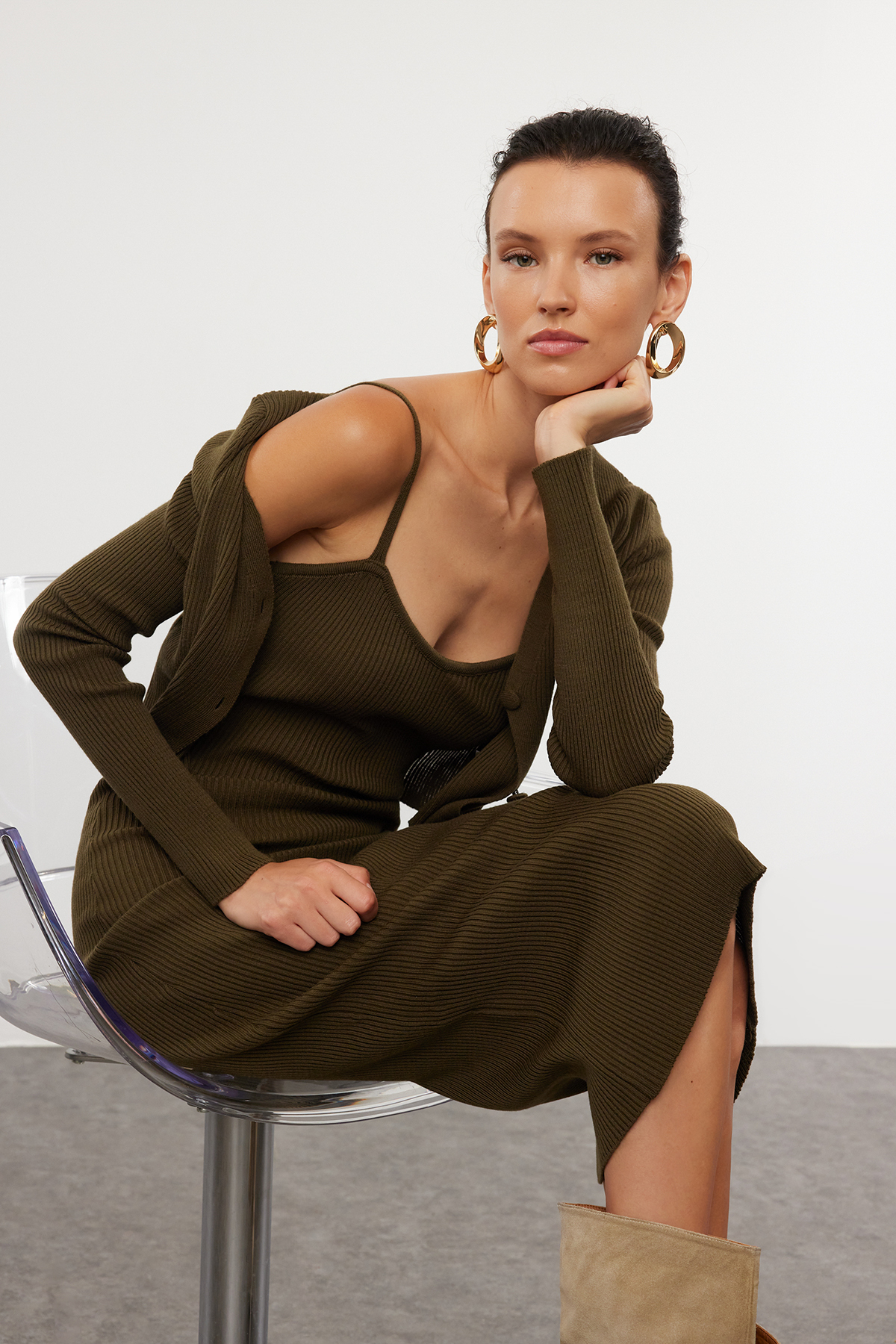 Trendyol Collection Dzianinowy kardigan i sukienka w kolorze khaki midi - TWO...