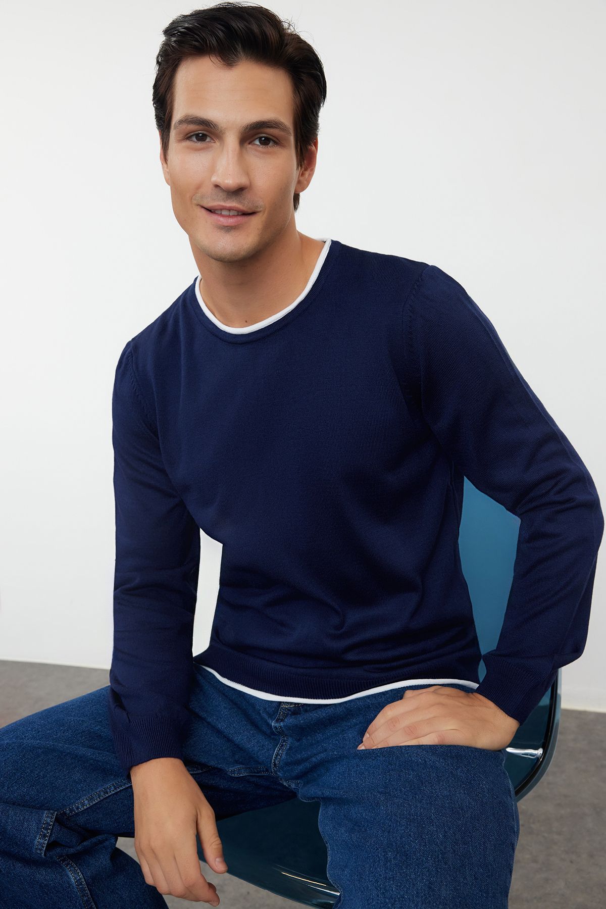 Trendyol Collection-Granatowy męski sweter Slim Fit Slim Fit z kontrastowym kołnierzykiem Tmnaw21Kz2499 2