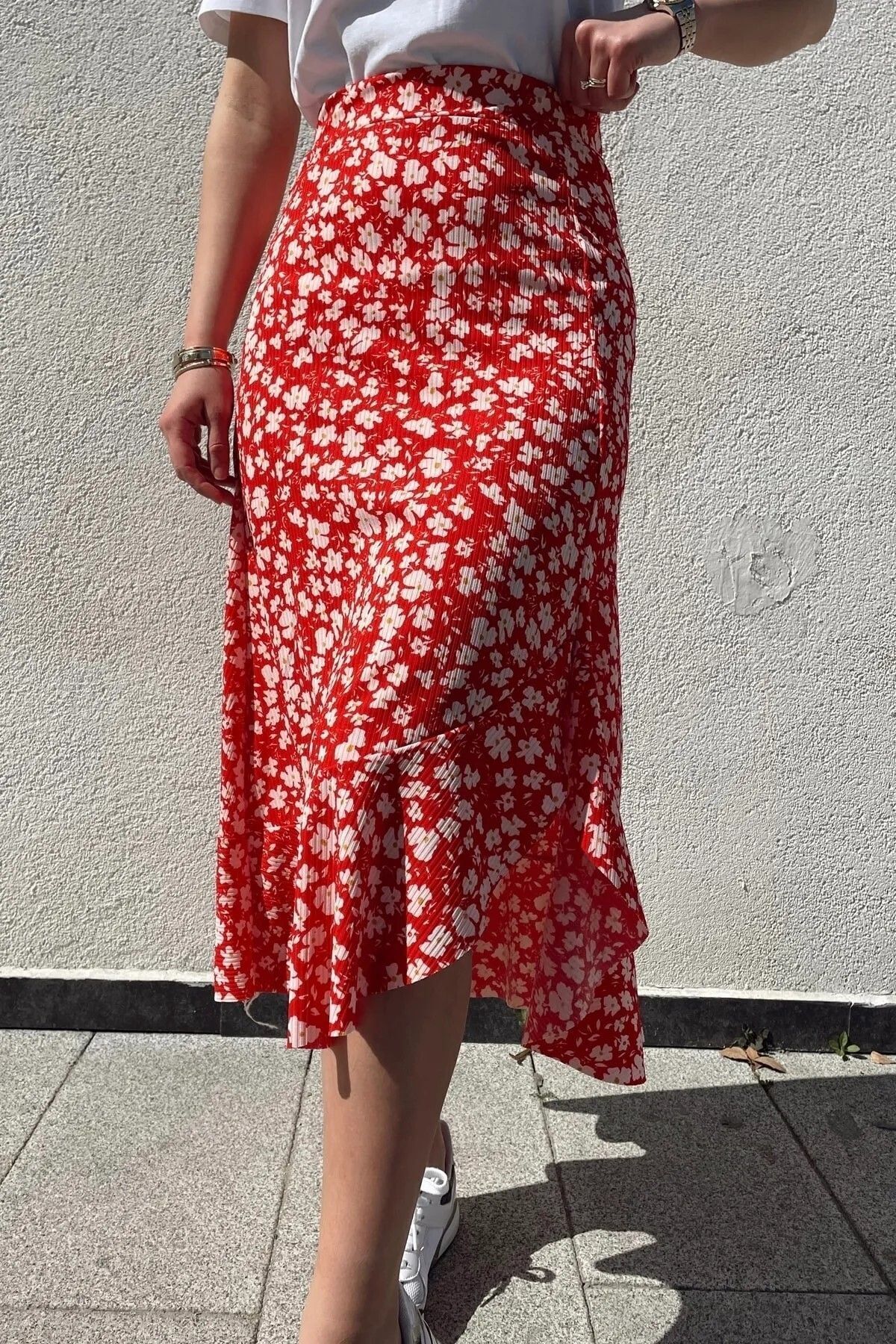 KaSheHa  Bordo Çiçek Desenli Asimetrik Kesim Yırtmaçlı Volanlı Midi Etek 80 Cm - Görsel 3