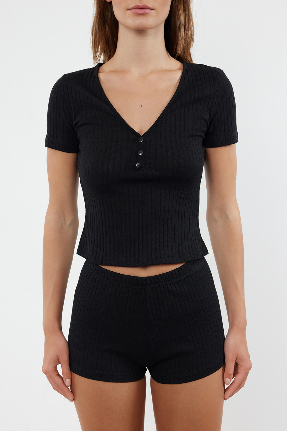 Trendyolmilla  Siyah Düğme Detaylı Fitilli Şortlu Örme Pijama Takımı THMSS24PT00097 - Görsel 3