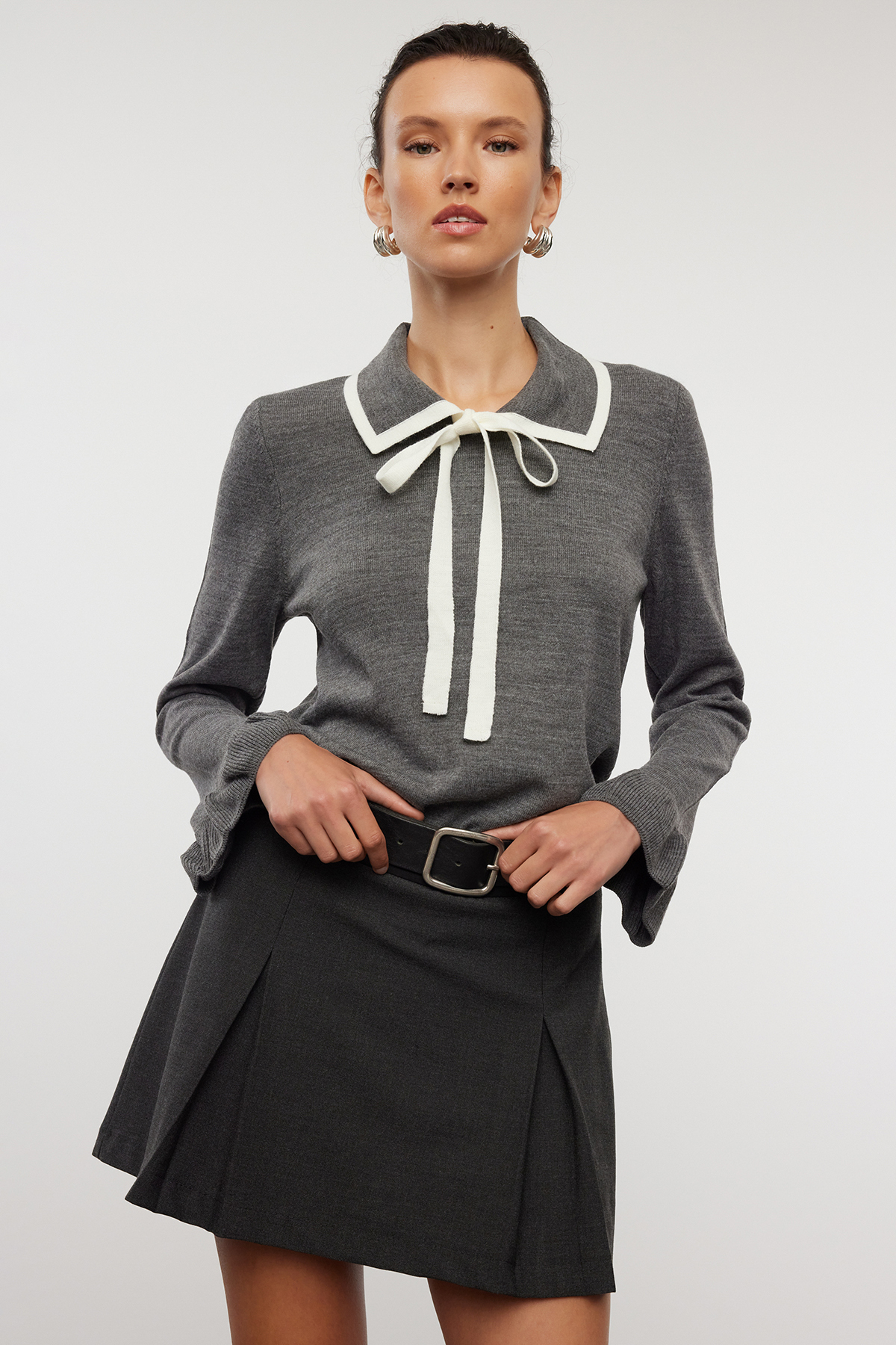 Trendyol Collection Anthrazitfarbener Strickpullover mit Blockschleife und de...