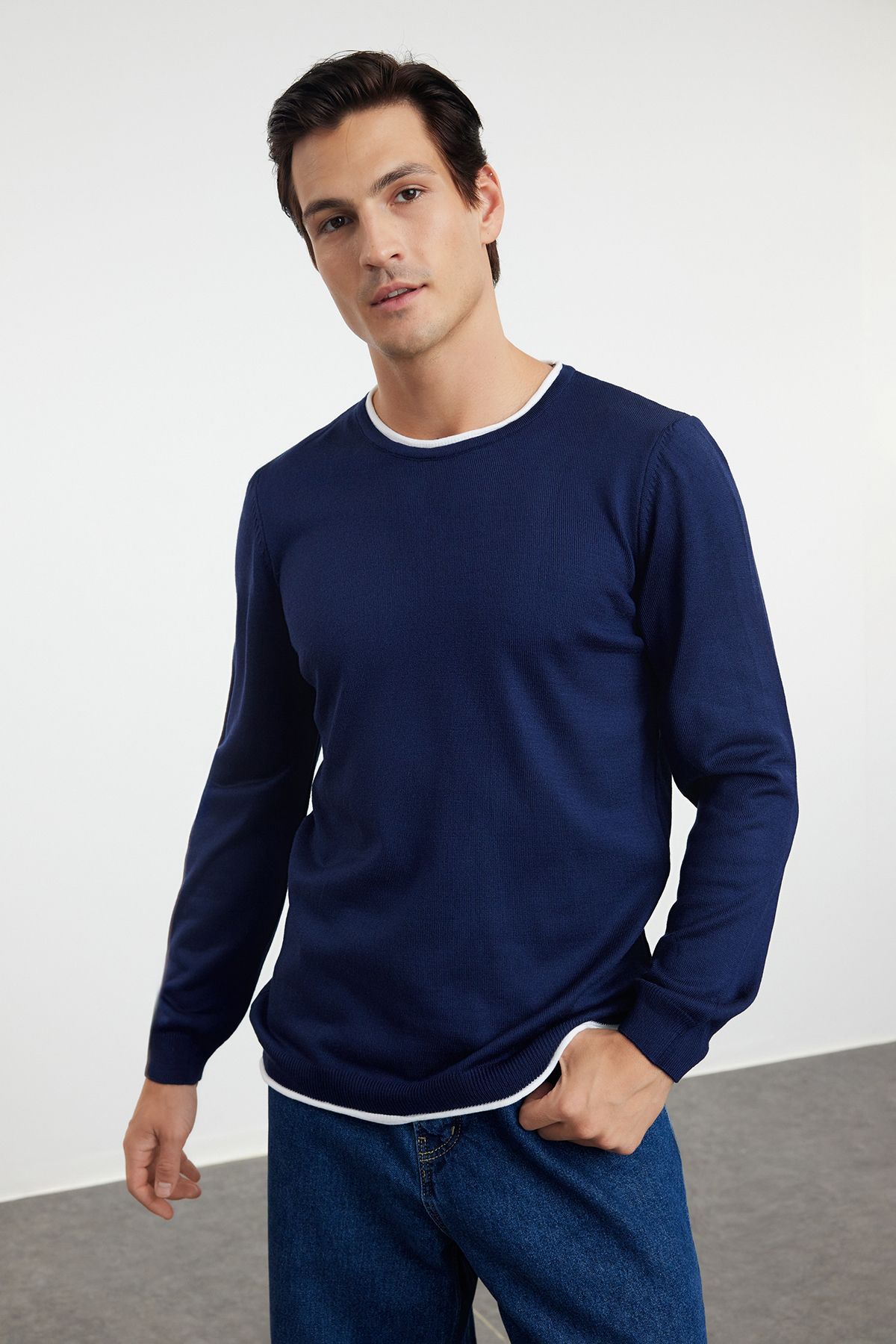 Trendyol Collection-Granatowy męski sweter Slim Fit Slim Fit z kontrastowym kołnierzykiem Tmnaw21Kz2499 1