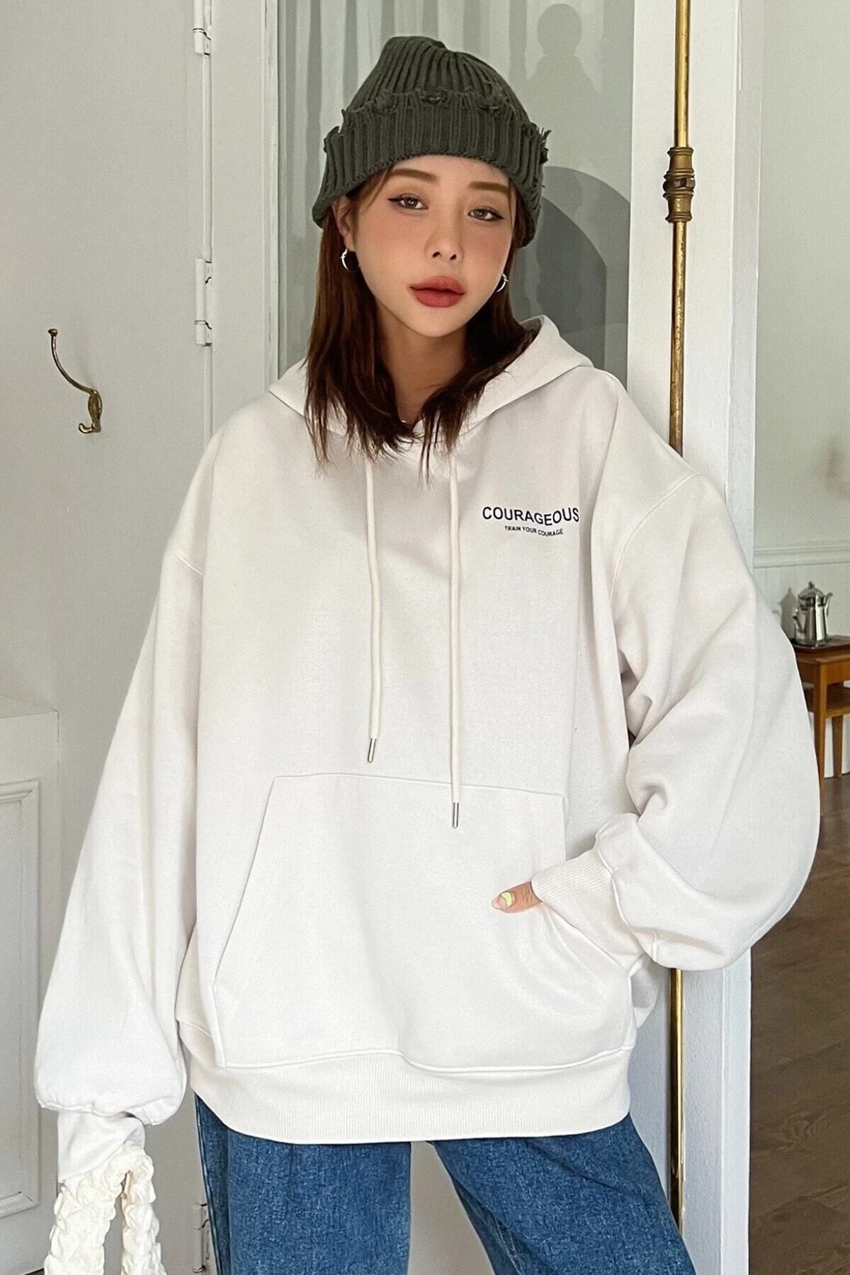 MODAGEN-Unisex-Sweatshirt in Weiß mit Stern-Aufdruck auf der Rückseite 2