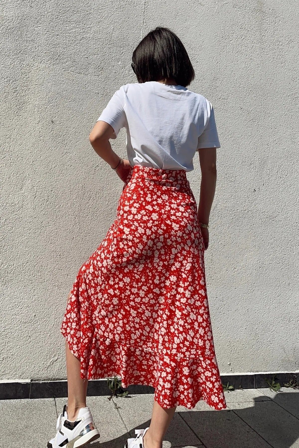 KaSheHa  Bordo Çiçek Desenli Asimetrik Kesim Yırtmaçlı Volanlı Midi Etek 80 Cm - Görsel 7