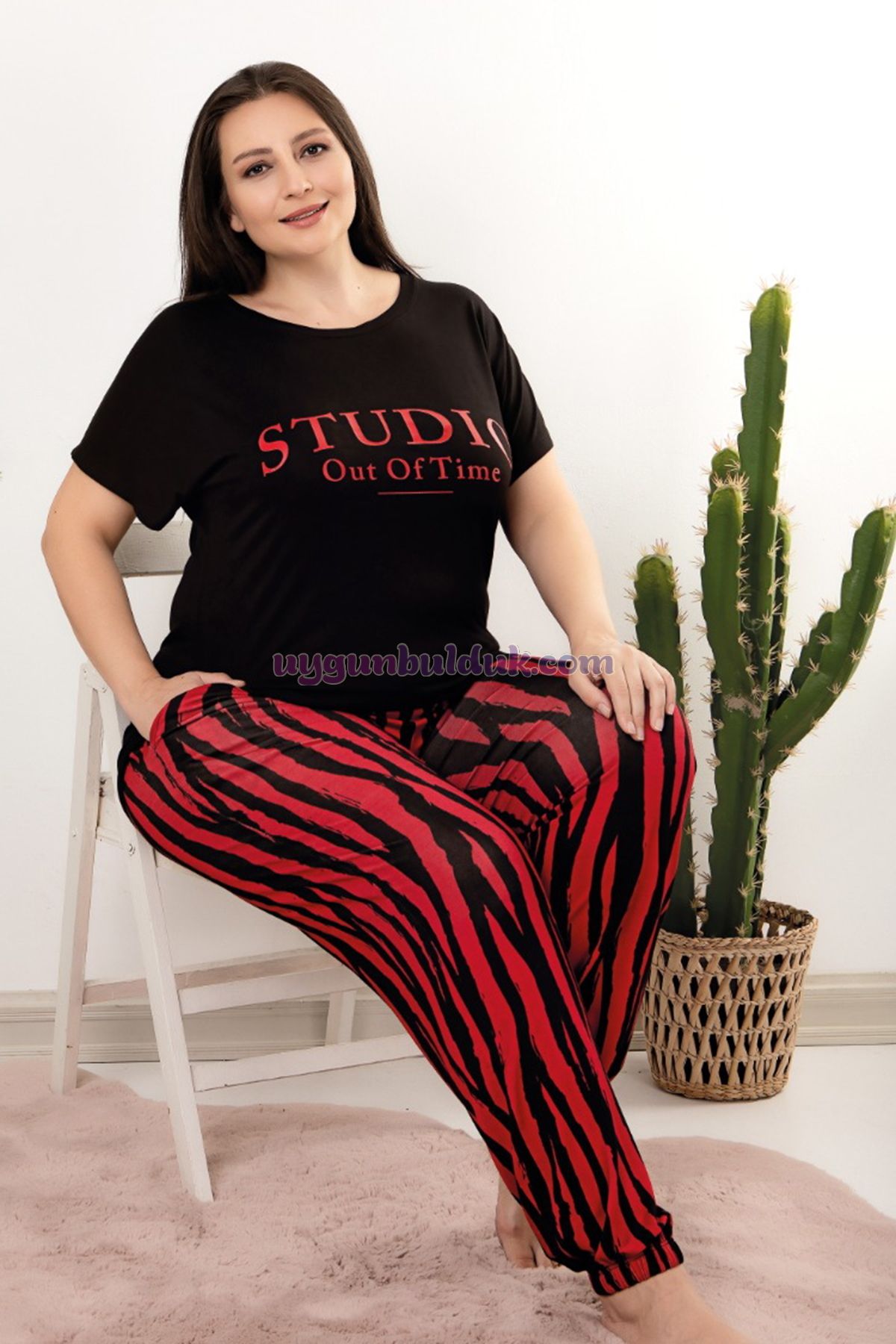 quilling-Zebra Patterned Large Size Mother's Pajama Set - Red and Black 2