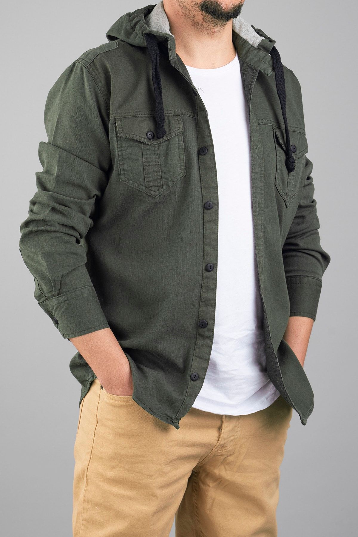 cest slim fit avec un sweat à capuche cest un kaki en jean
