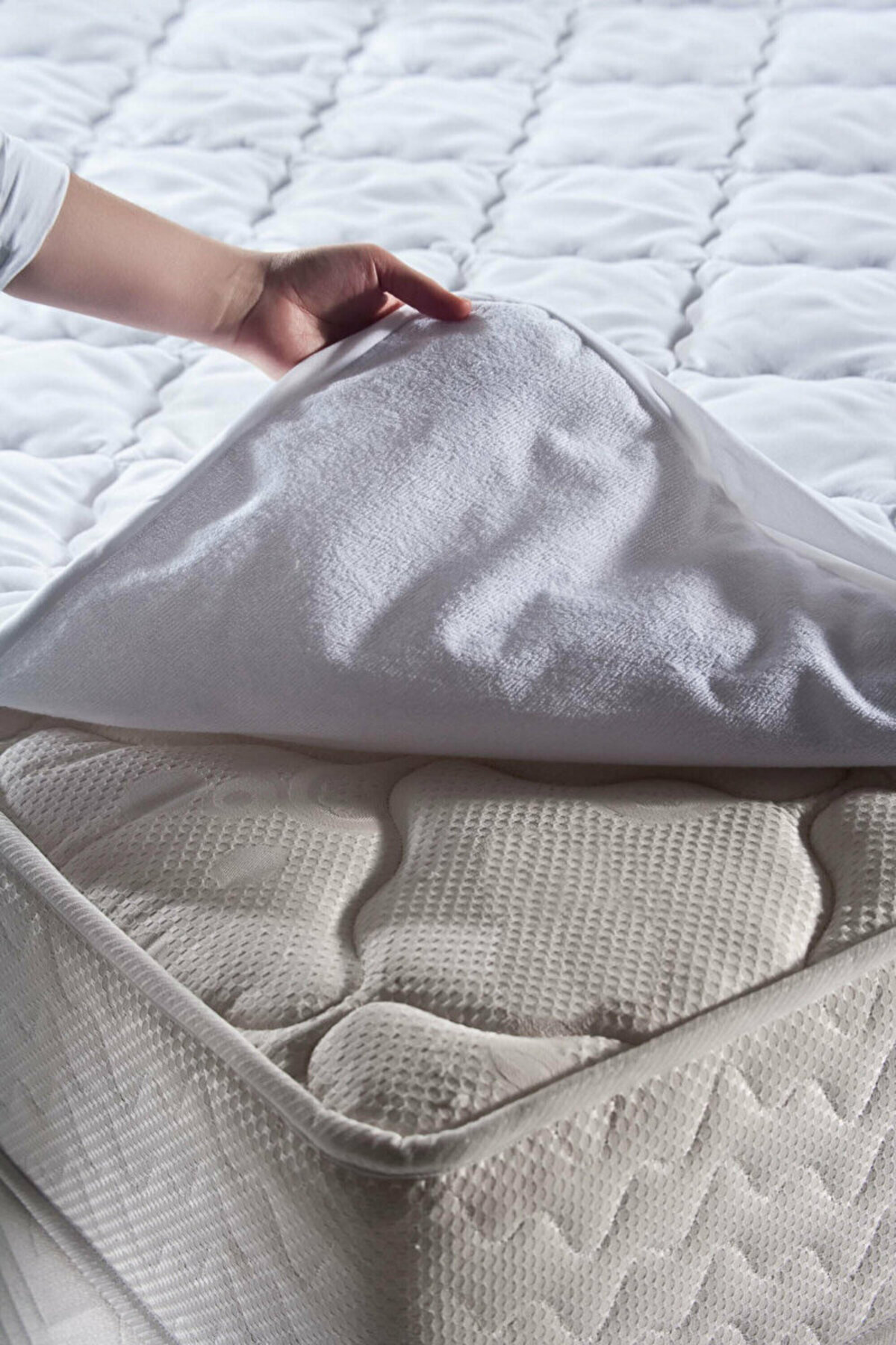 Comfyline Liquid Proof Fitted Undersheet White - 140 x 190 cm