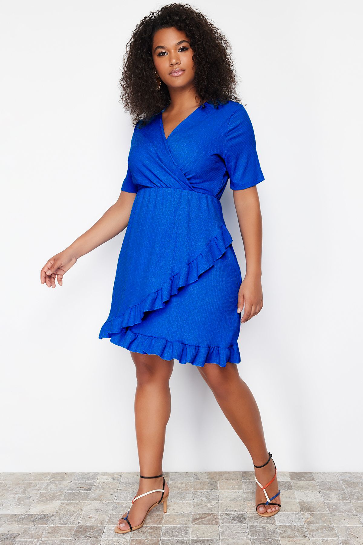 Trendyol Curve-Синя двобортна сукня з V-подібним вирізом Volan Mini Orme Plus Size TBBSS24AH00037 2