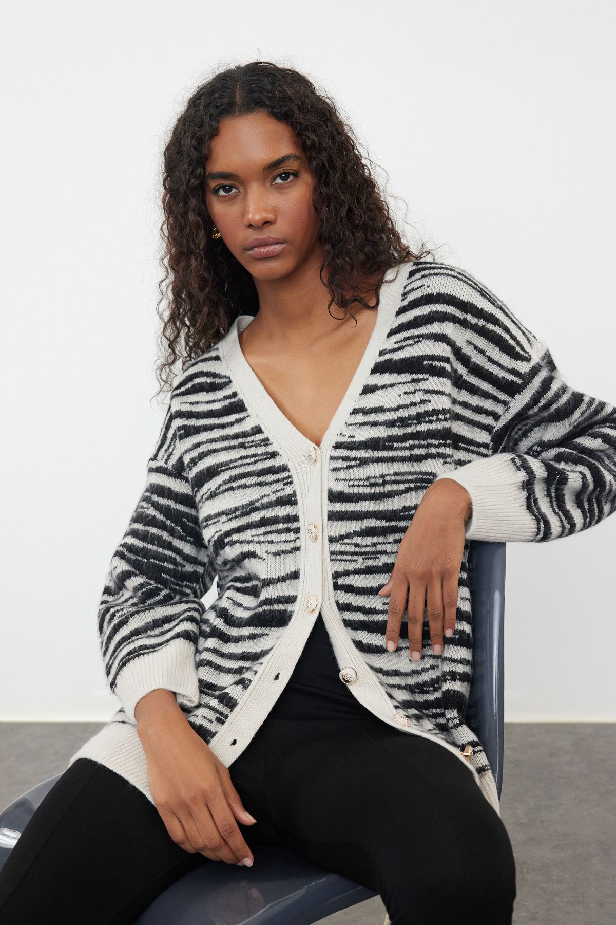 Trendyol Collection Kardigan Z Miękkiej Dzianiny Z Wzorem Zebry - Twoaw25hi00239 Kobieta - S