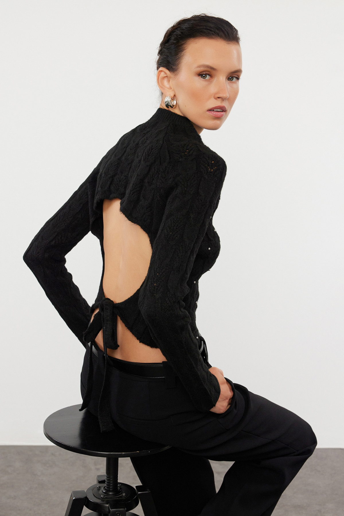 Trendyolmilla Siyah Crop Yumuşak Dokulu Taş İşlemeli Triko Kazak TWOAW25KZ00148