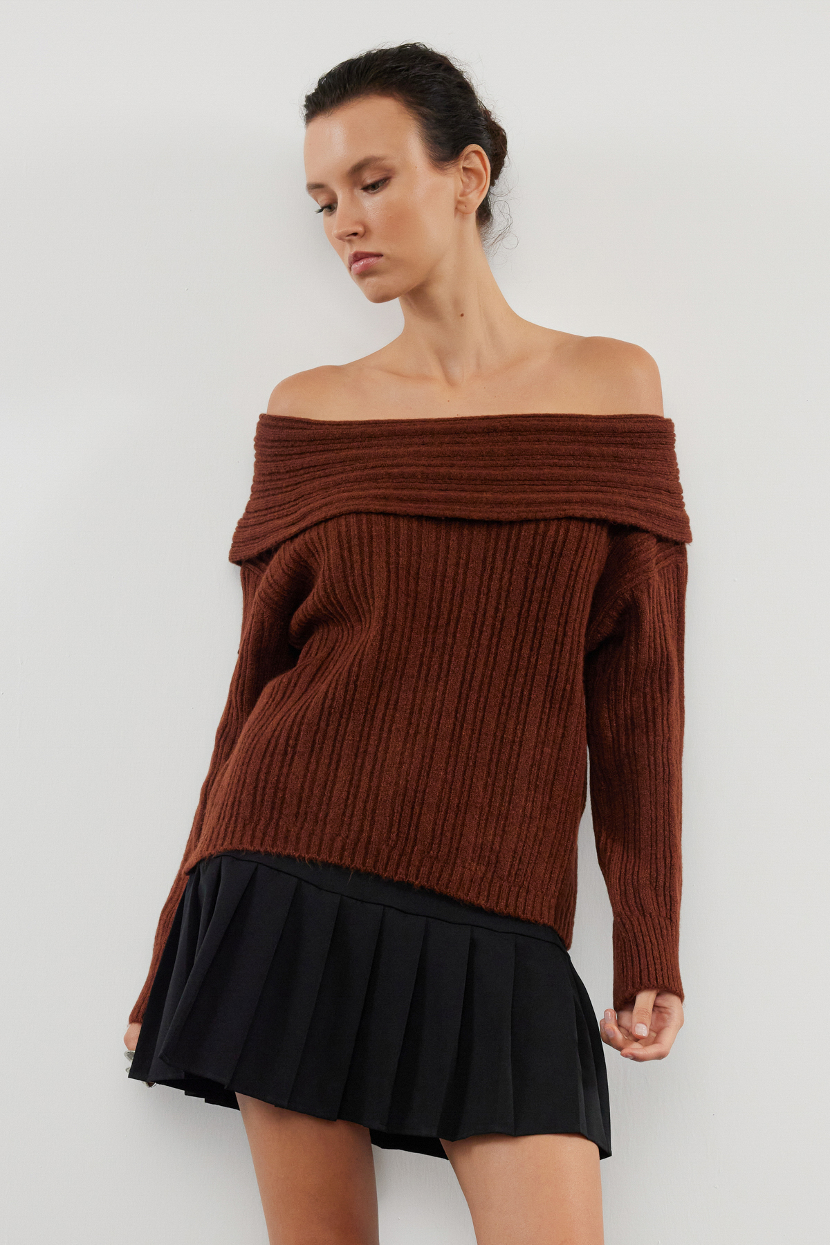 Trendyolmilla  Kahverengi Yumuşak Dokulu Carmen Yaka Triko Kazak TWOAW25KZ00076 - Görsel 3