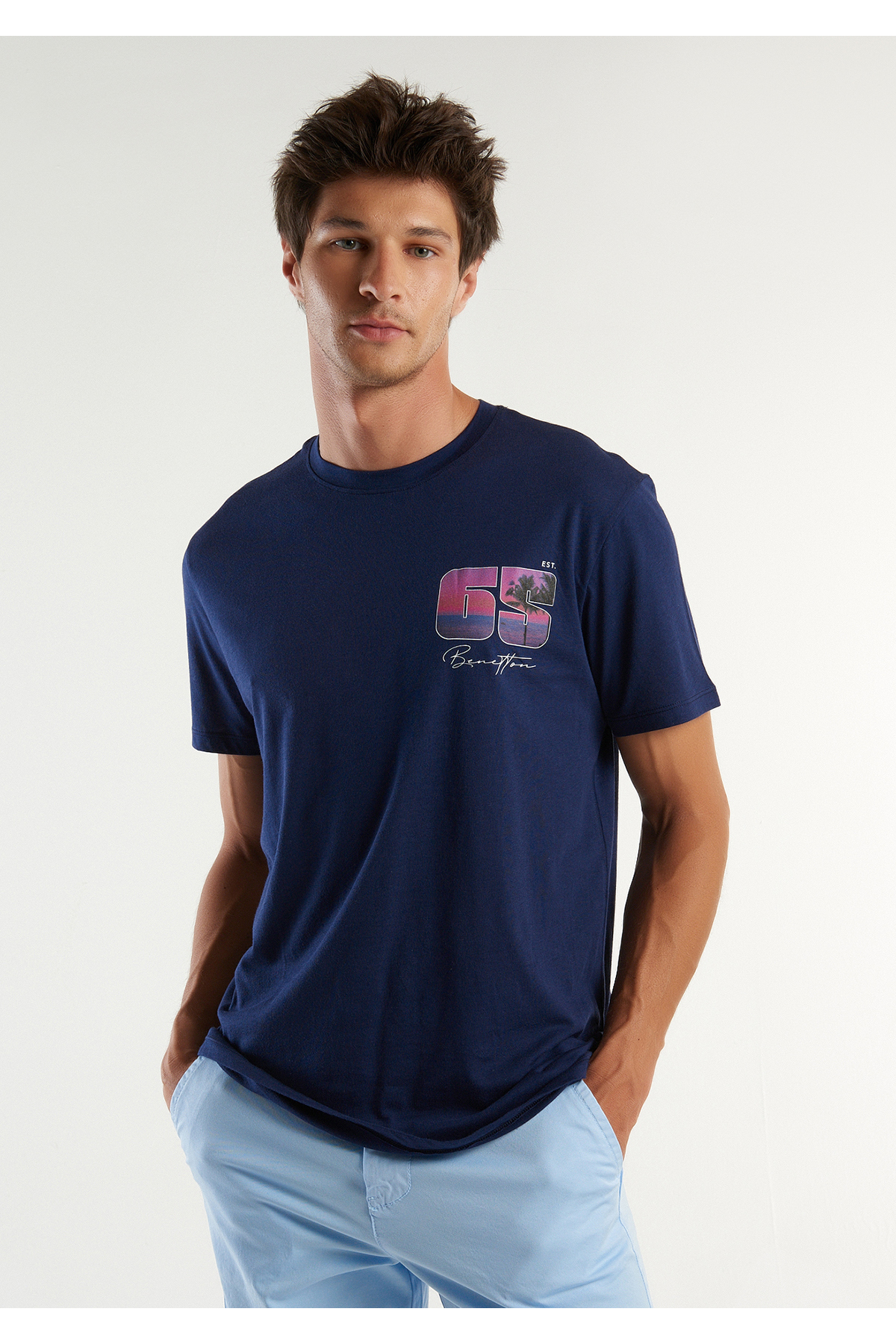 یونایتد کالرز آو بنتون تی‌شرت مردانه ۱۰۰٪ پنبه‌ای سرمه‌ای تیره با چاپ عکس و دوخت تزئینی در جلو