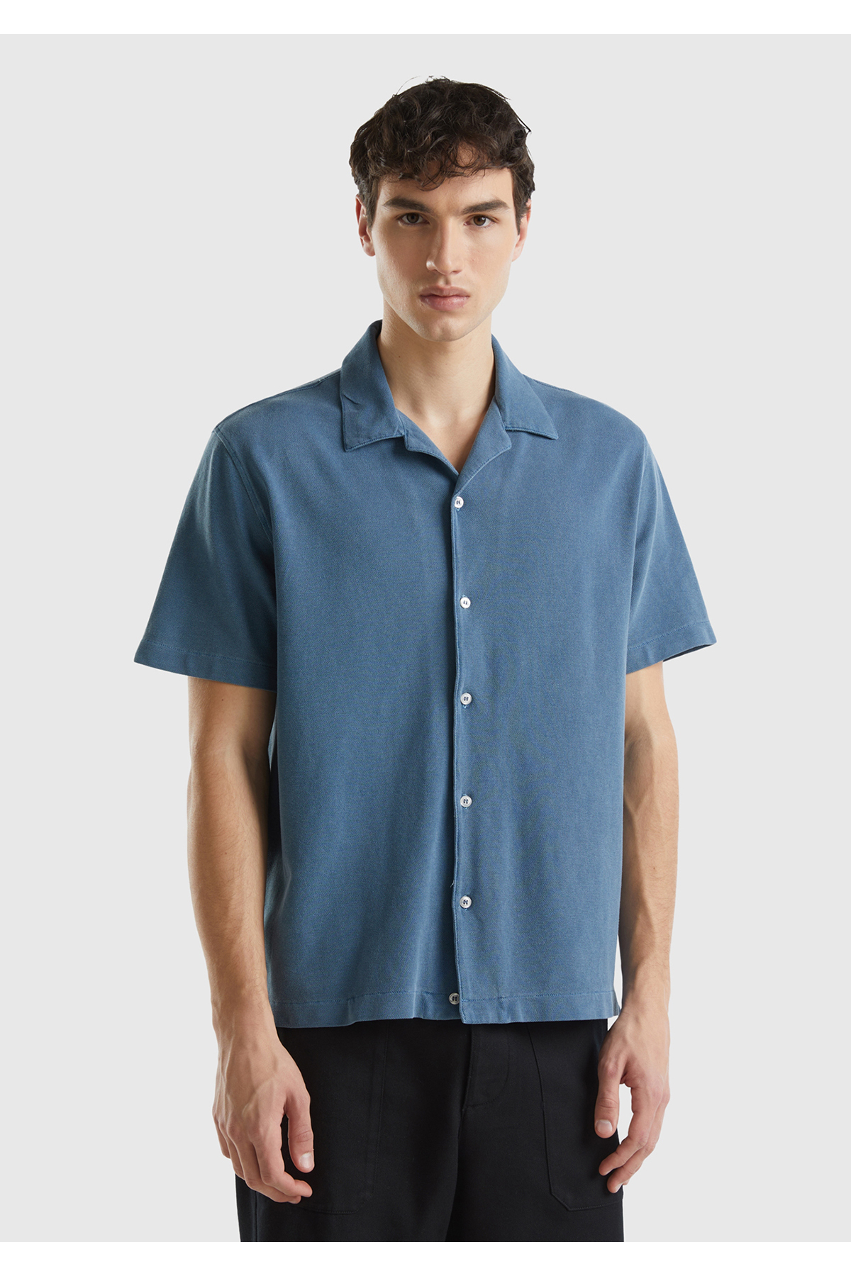یونایتد کالرز آو بنتون پیراهن آستین کوتاه مردانه سرمه‌ای ۱۰۰٪ پنبه تک رنگ با دوخت تزئینی