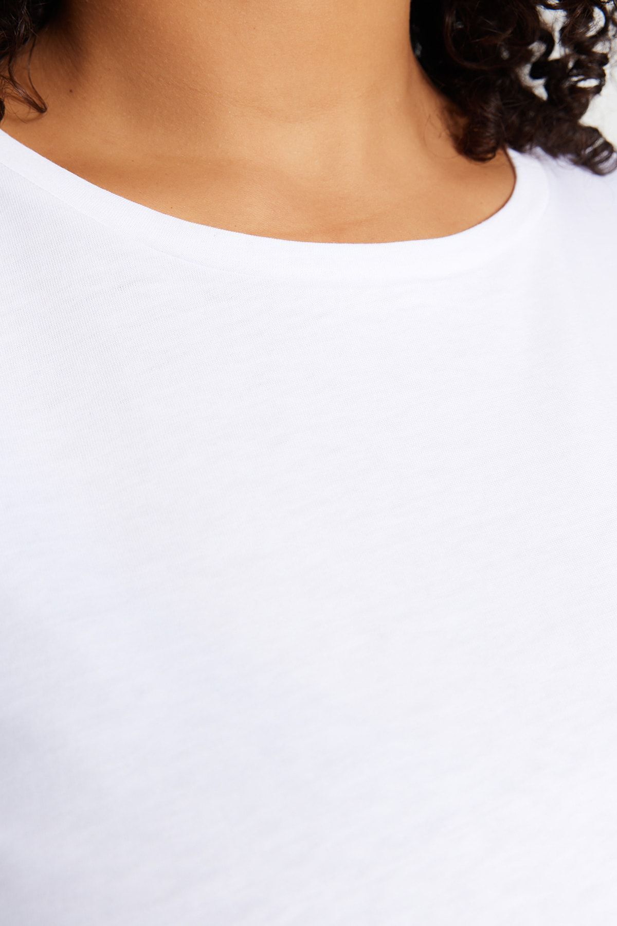 Trendyol Curve-Bílé tričko Crew Neck – 100% bavlna, velká velikost Tbbss22Ts0733 3