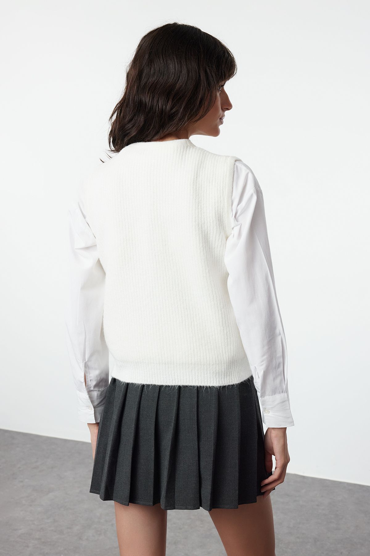 Trendyol Collection-Жилет з V-подібним вирізом з м'якою текстурою, облягаючий Regular Fit TWOAW25YE00019 5