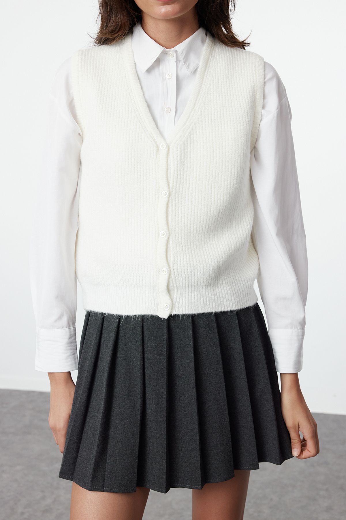 Trendyol Collection-Жилет з V-подібним вирізом з м'якою текстурою, облягаючий Regular Fit TWOAW25YE00019 4