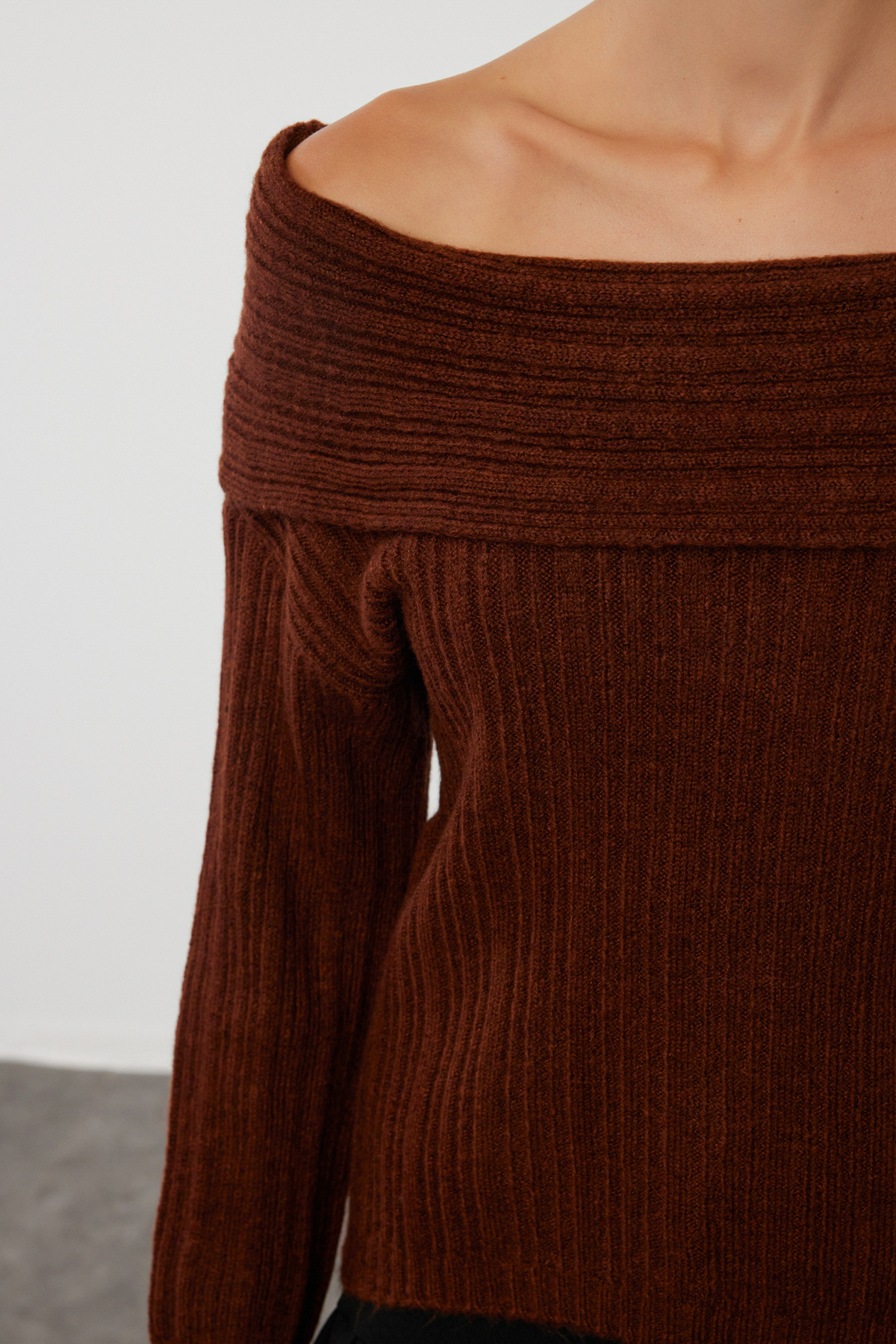 Trendyolmilla  Kahverengi Yumuşak Dokulu Carmen Yaka Triko Kazak TWOAW25KZ00076 - Görsel 5