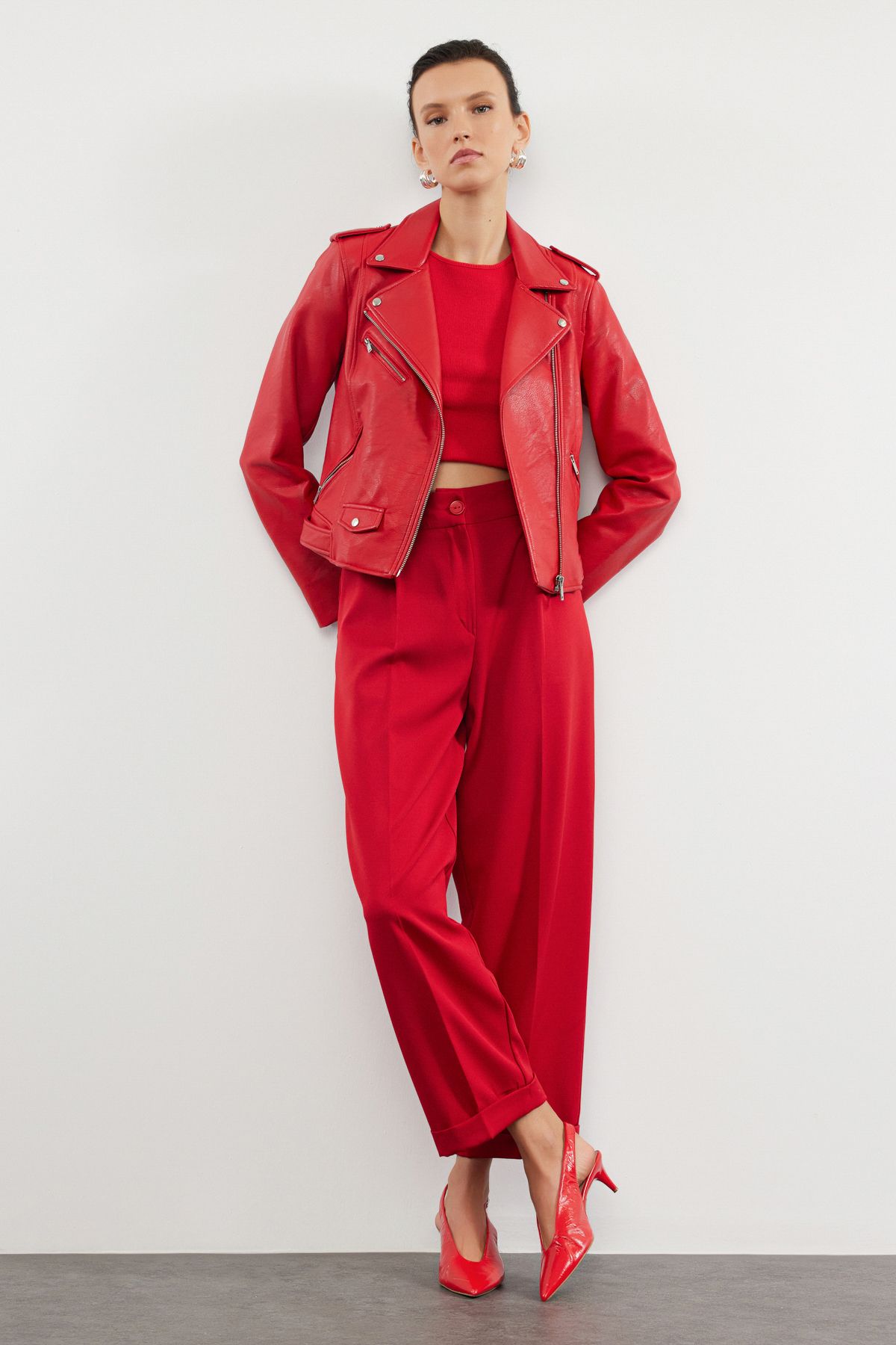 Trendyol Collection-Тъмночервени панталони от плат с балонна форма Twoaw25Pl00042 2