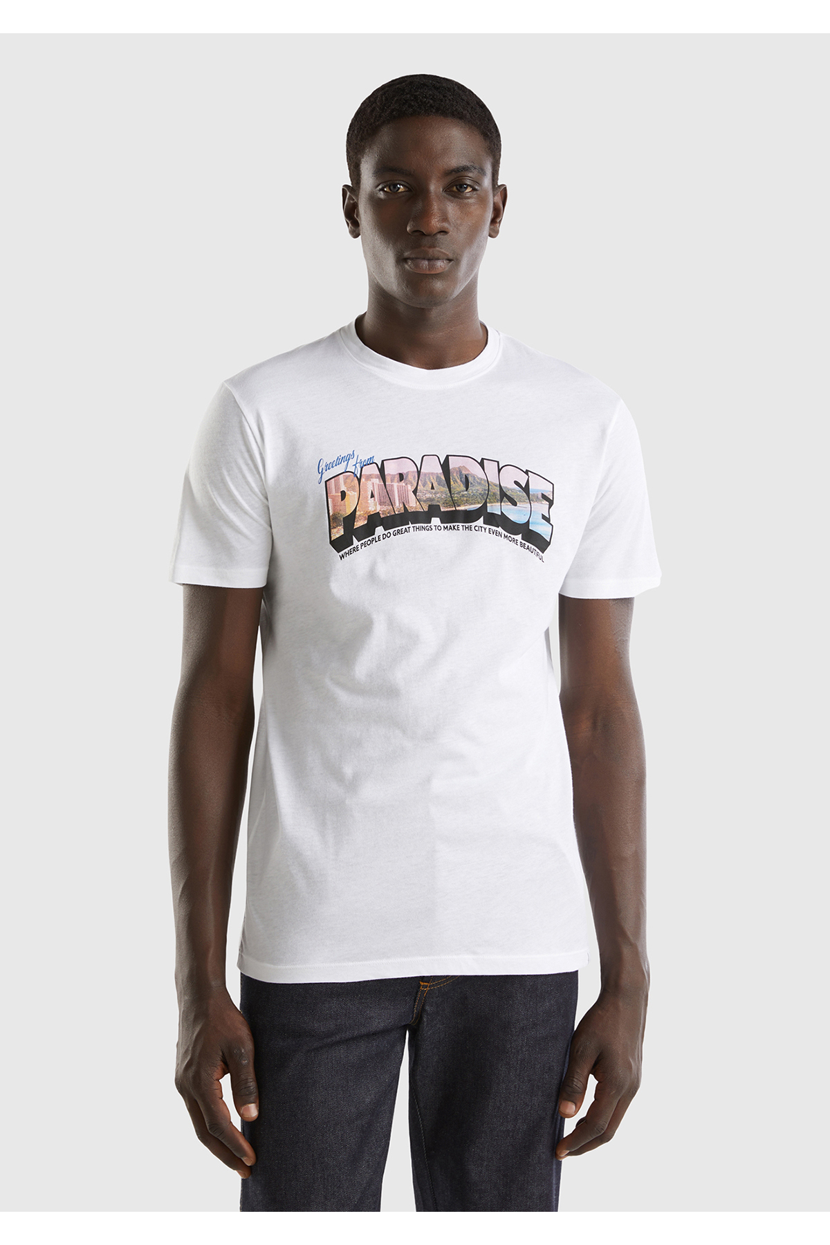 یونایتد کالرز آو بنتون تی‌شرت مردانه سفید ۱۰۰٪ پنبه‌ای با چاپ عکس و دوخت تزئینی در جلو