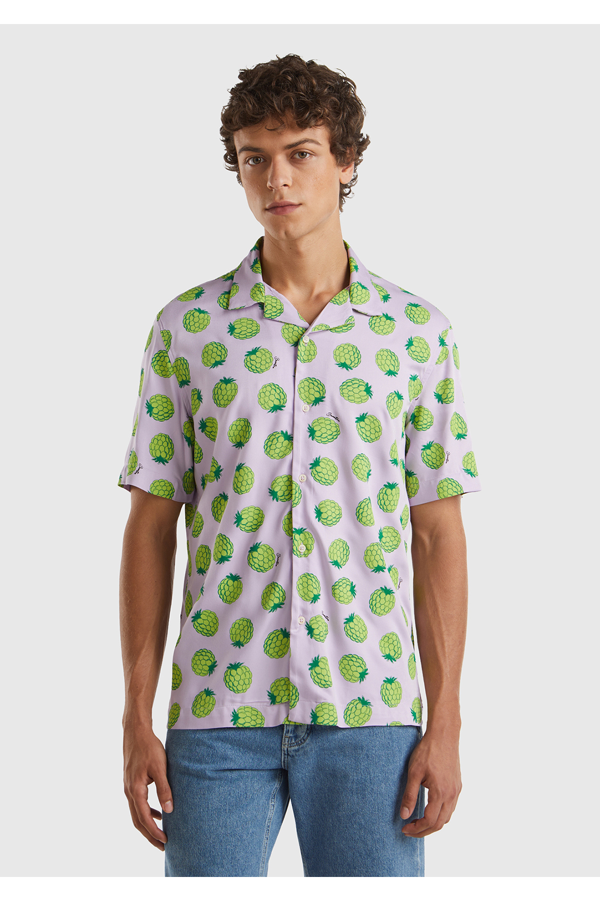 یونایتد کالرز آو بنتون پیراهن آستین کوتاه مردانه طرح میوه‌ای صد در صد ویسکوز یاسی میکس