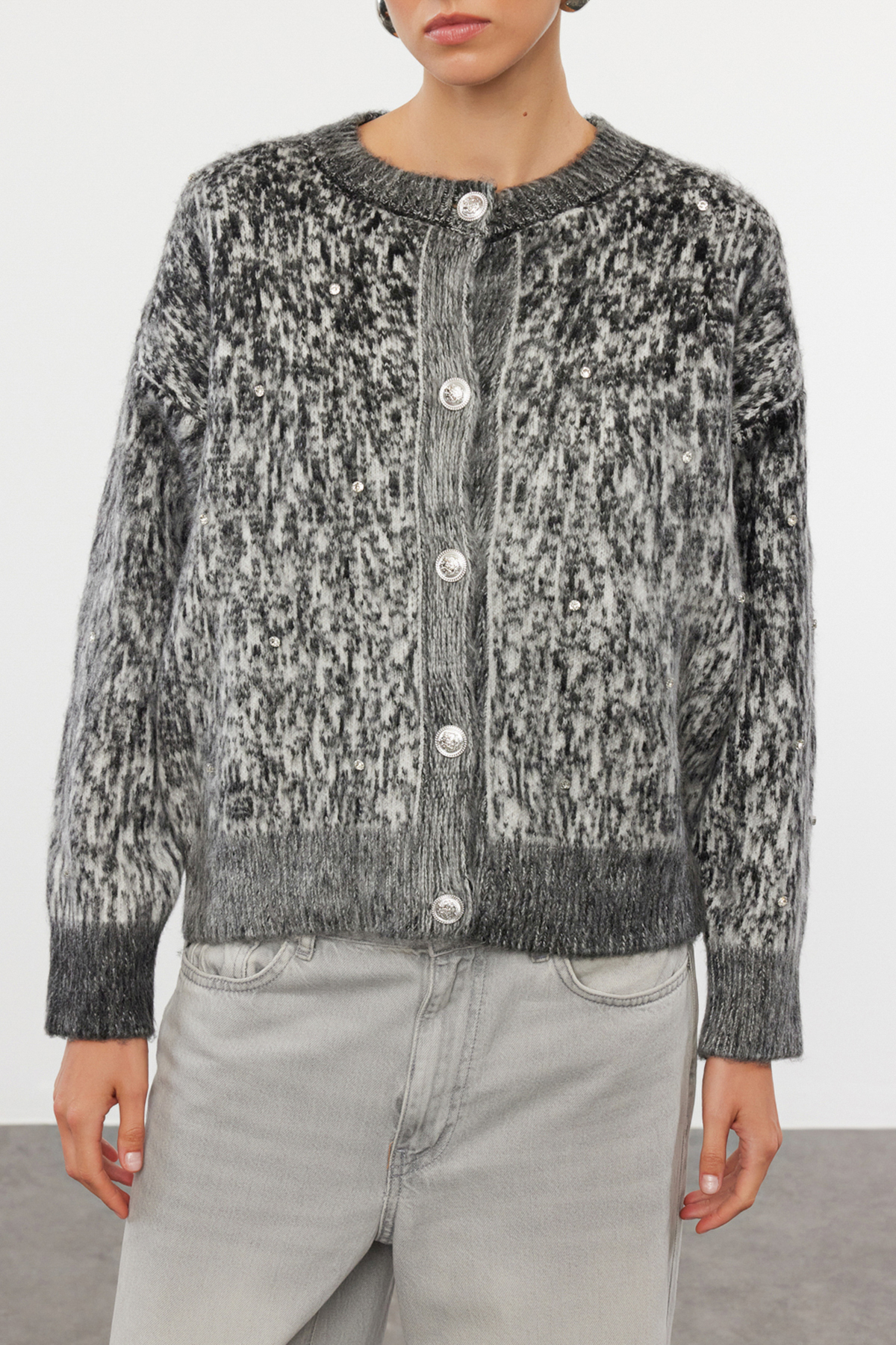 Trendyol Collection Antracitový knoflík Detailní měkký texturovaný vzorovaný kabát vypadající jako pletený svetr TWOAW25HI00185