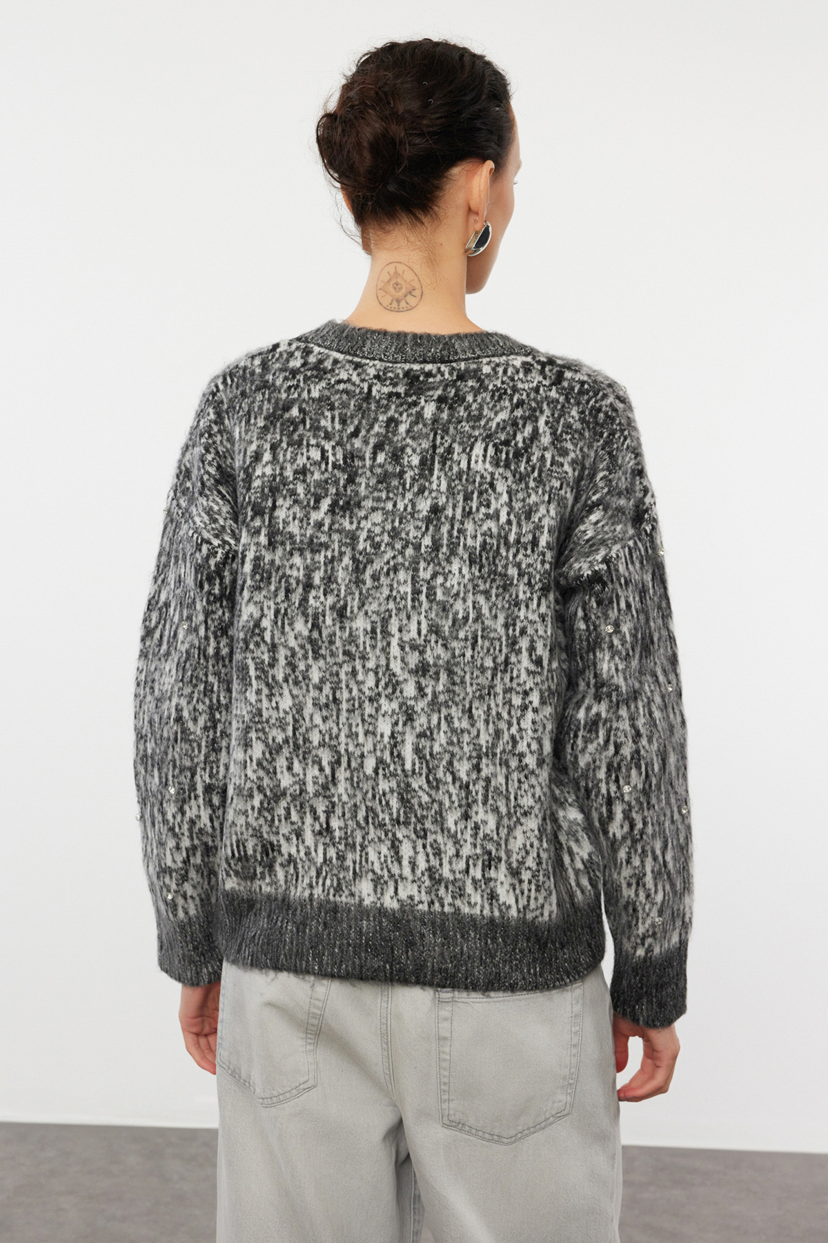 Trendyolmilla  Antrasit Düğme Detaylı Yumuşak Dokulu Desenli Ceket Görünümlü Triko Hırka TWOAW25HI00185 - Görsel 6