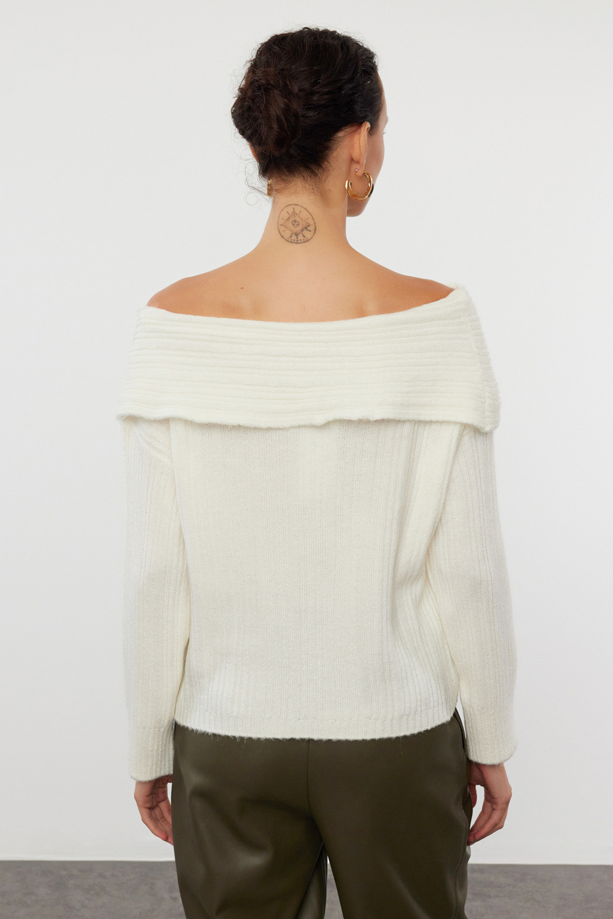 Trendyolmilla  Ekru Yumuşak Dokulu Carmen Yaka Triko Kazak TWOAW25KZ00076 - Görsel 5