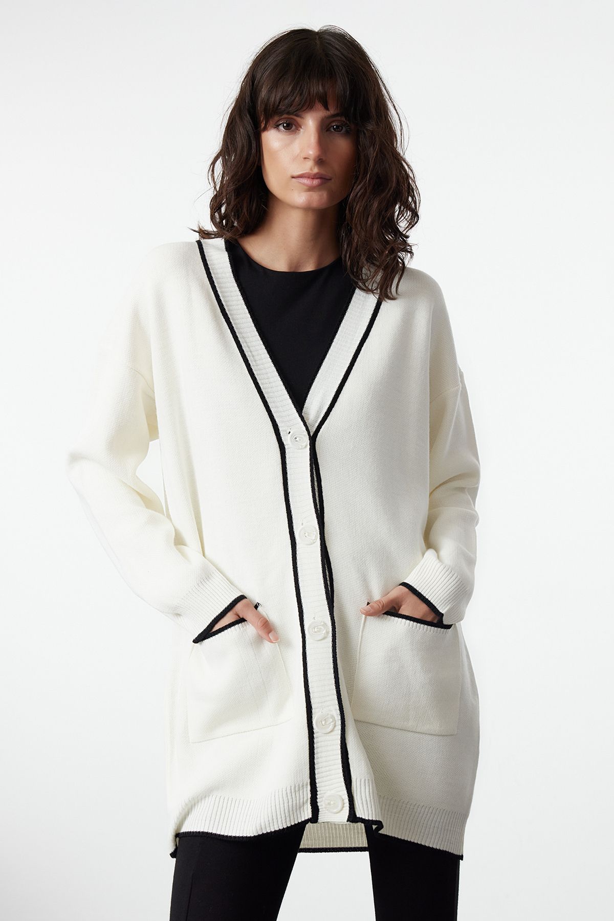 Trendyol Modest-Ecru kontrastné lemovanie detailné pletené vesty TCTAW22TH0014 1