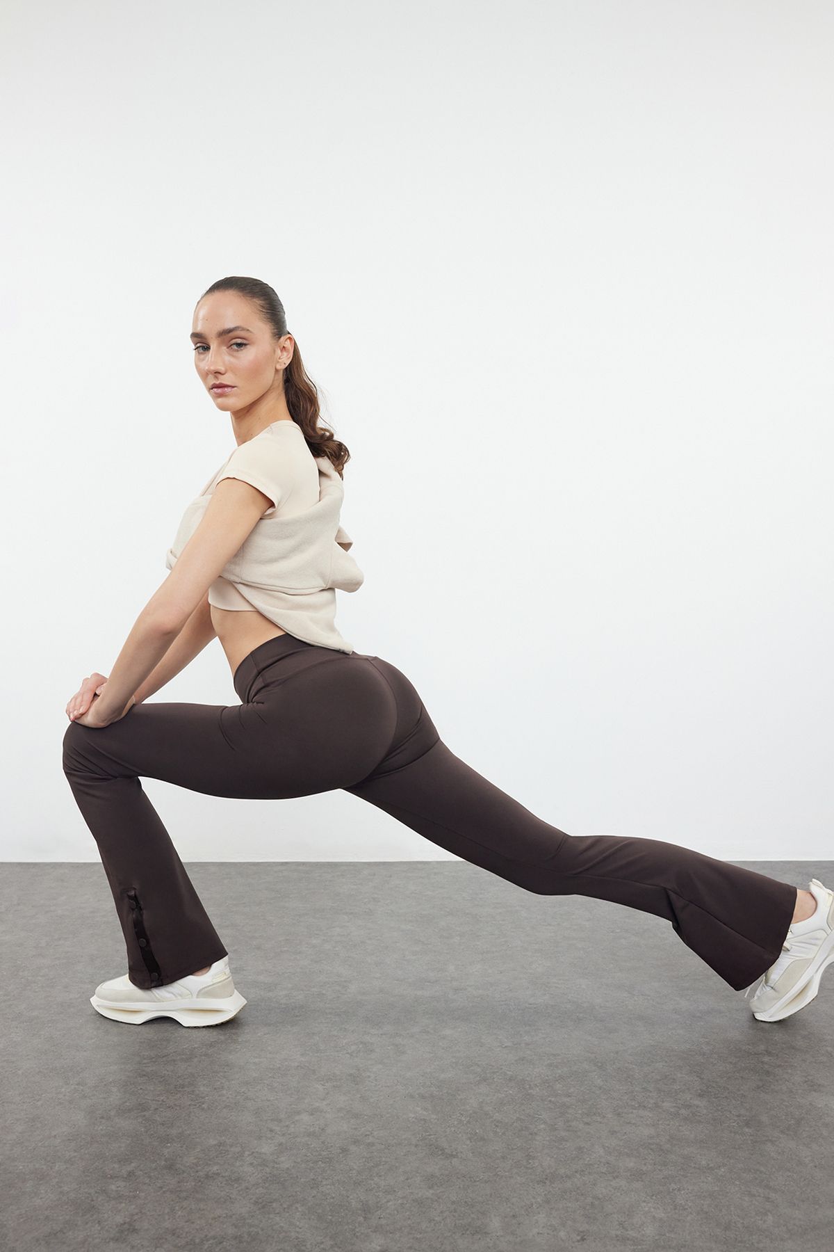 Trendyol Collection Sötétbarna spanyol lábú jóga leggings - lábadozó láb és rögzítő részlet THMAW24TY00015