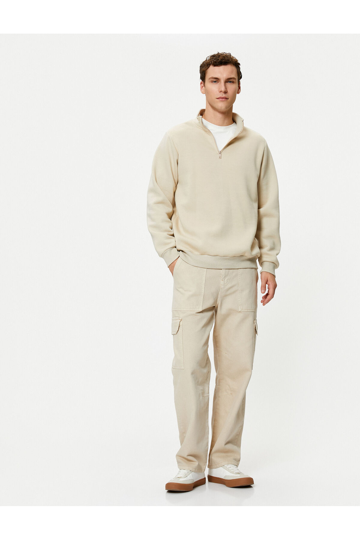 شلوار شسته با جزئیات و دکمه های جیب باری