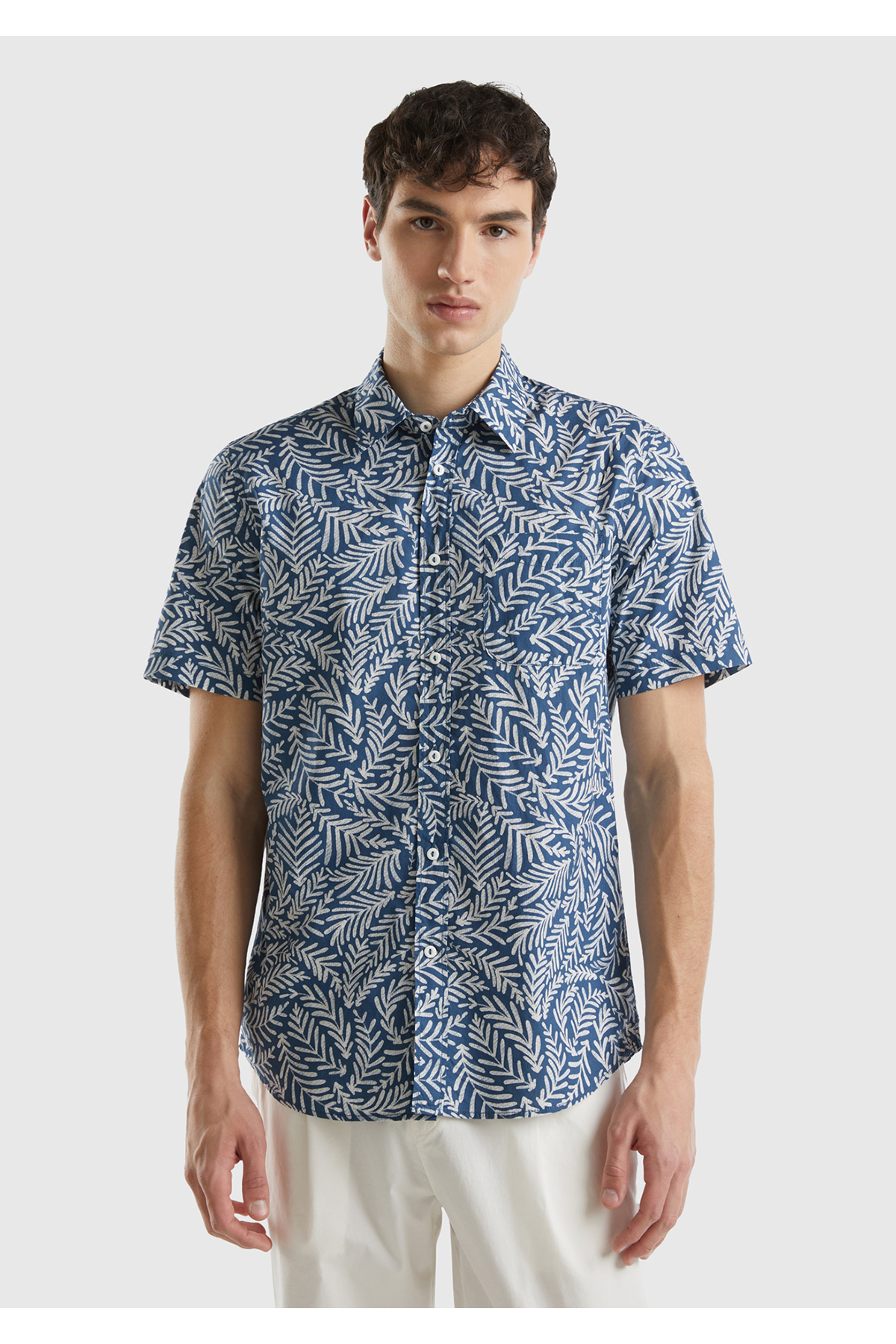 یونایتد کالرز آو بنتون پیراهن آستین کوتاه مردانه طرح‌دار ۱۰۰٪ پنبه‌ای سرمه‌ای-کرم با جیب روی سینه