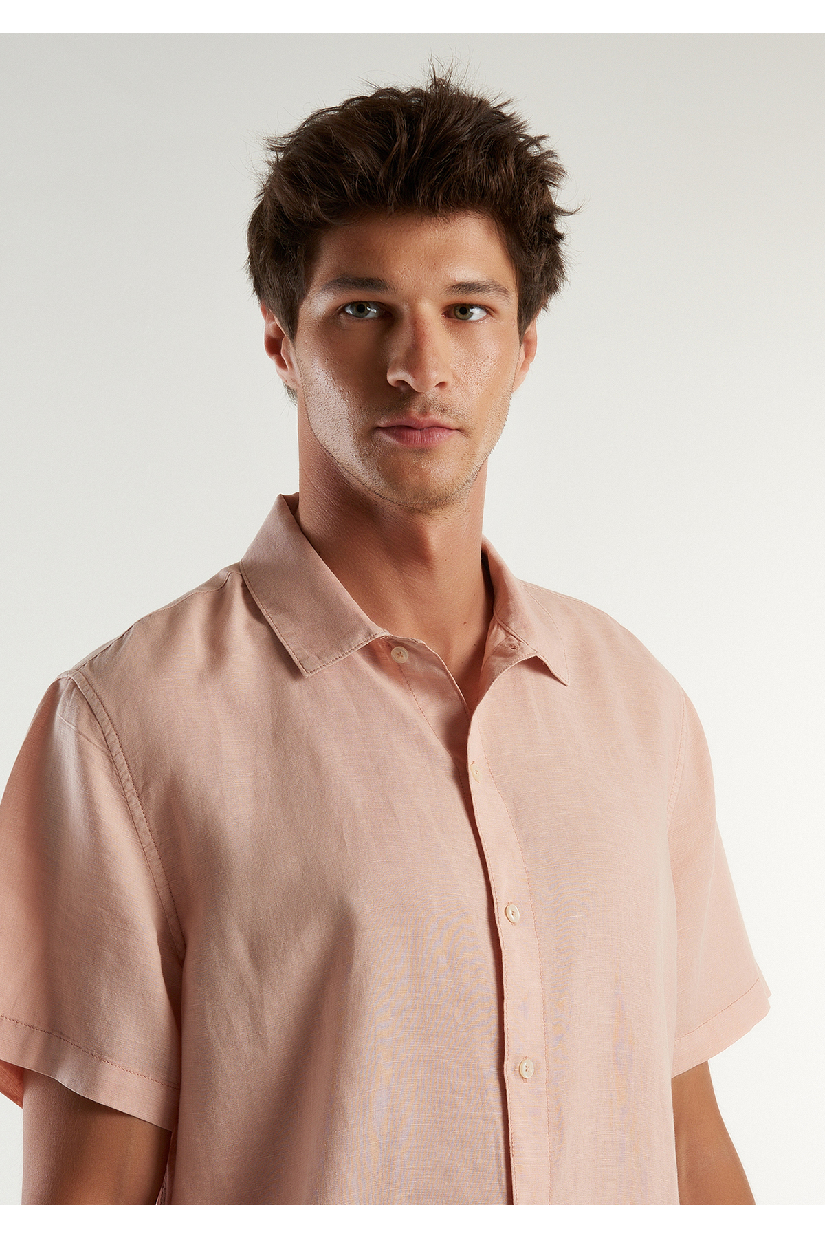 یونایتد کالرز آو بنتون پیراهن مردانه آستین کوتاه طرح ترکیبی کتان و پنبه طرح سنگ