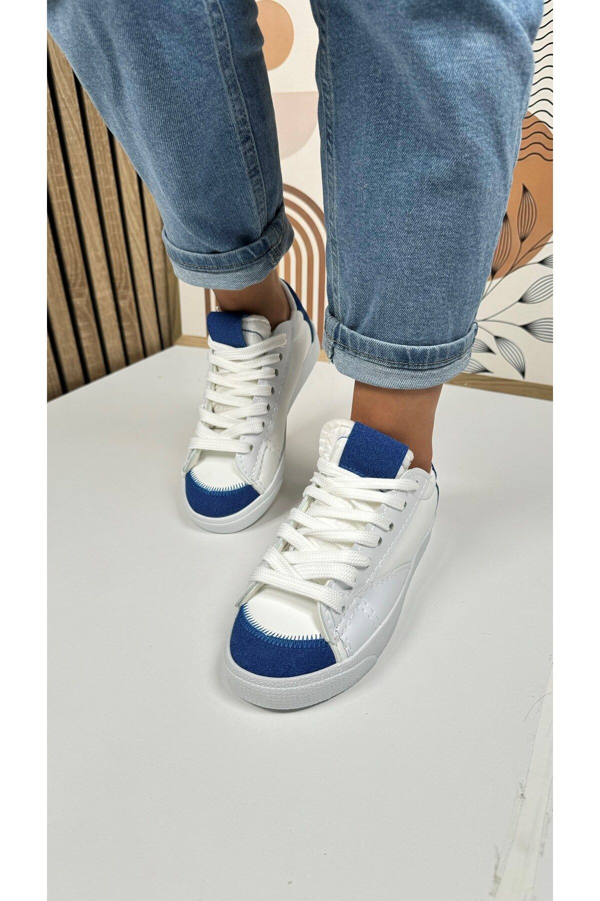 la femme blanche et bleue du jour sneaker