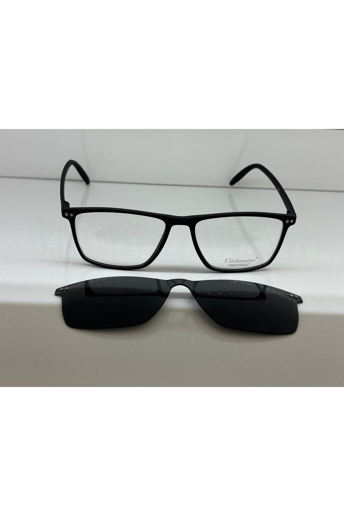 Clubmaster pliable outlet