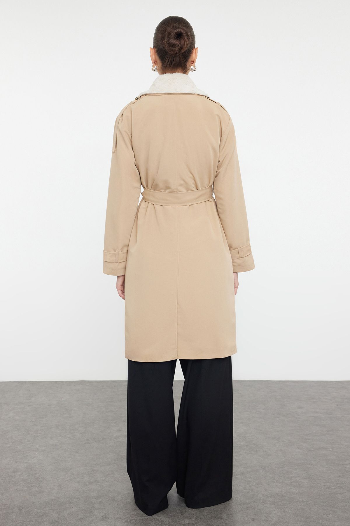 Trendyol Collection-Beiger, übergroßer, weit geschnittener Kragen, wasserabweisender, langer Trenchcoat mit Plüschdetails TWOAW24TR00010 5