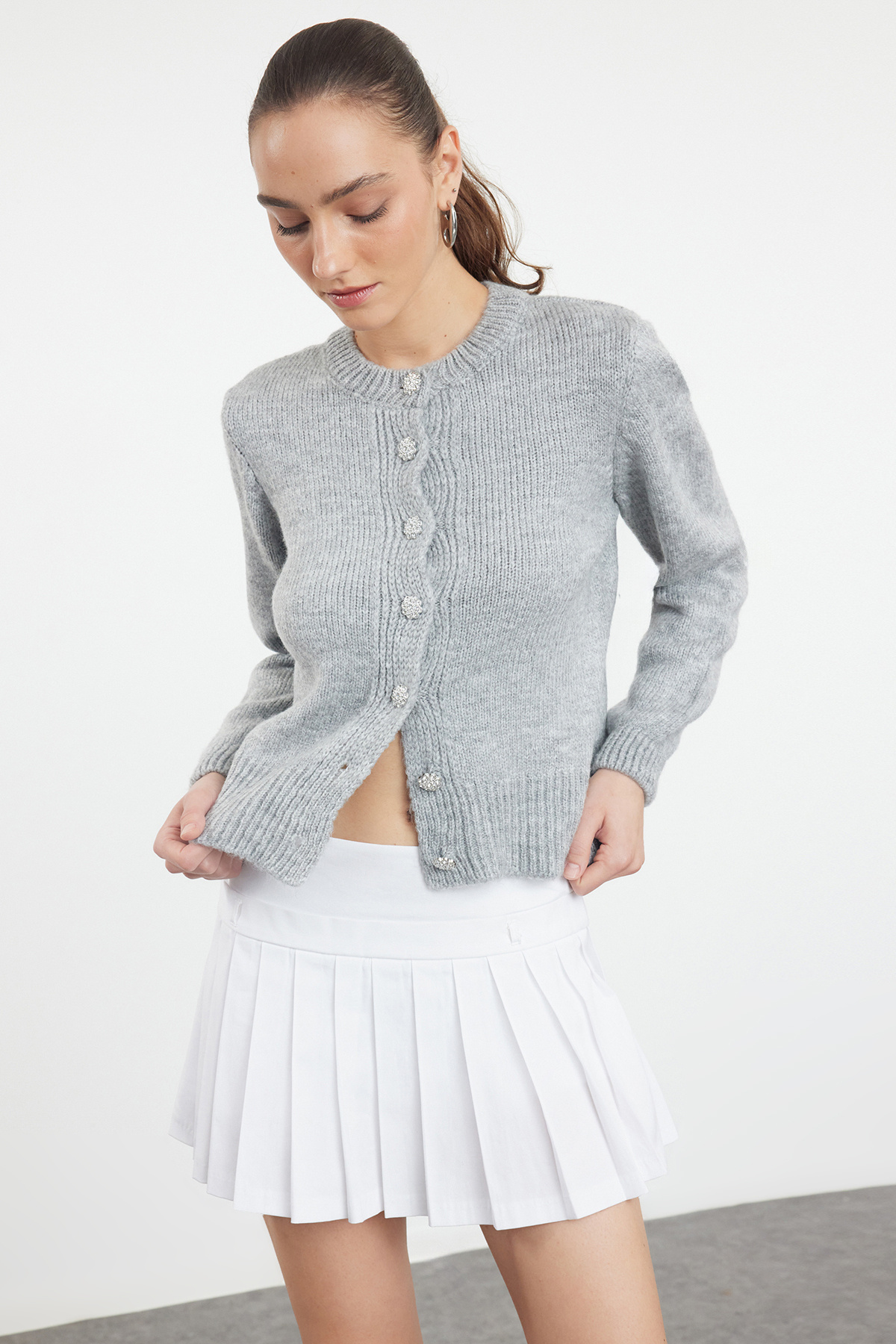 Trendyol Collection Jasnoszary, miękki, teksturowany, dzianinowy kardigan zapinany na guziki TWOAW21HI0034